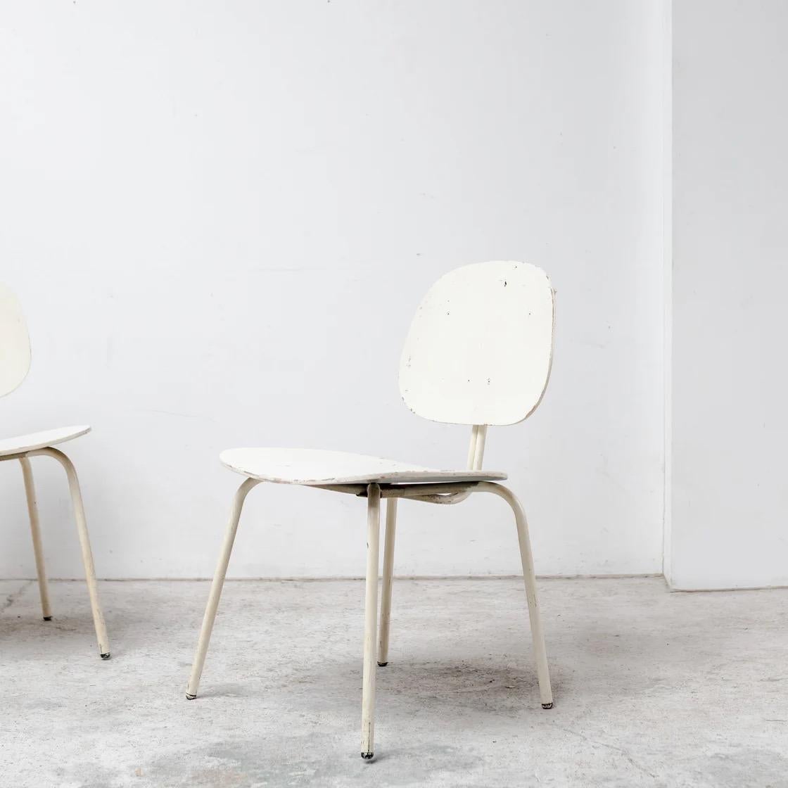 A functional and lightweight chair designed by Wim Rietveld for Auping. Its clean light frame and molded seat reflect the designer’s focus on practicality and clarity of form. The subtle industrial character and soft neutral tone make it easy to