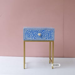 Juego de mesilla de noche con incrustaciones florales de hueso en azul y blanco Aura by House of Jaipur