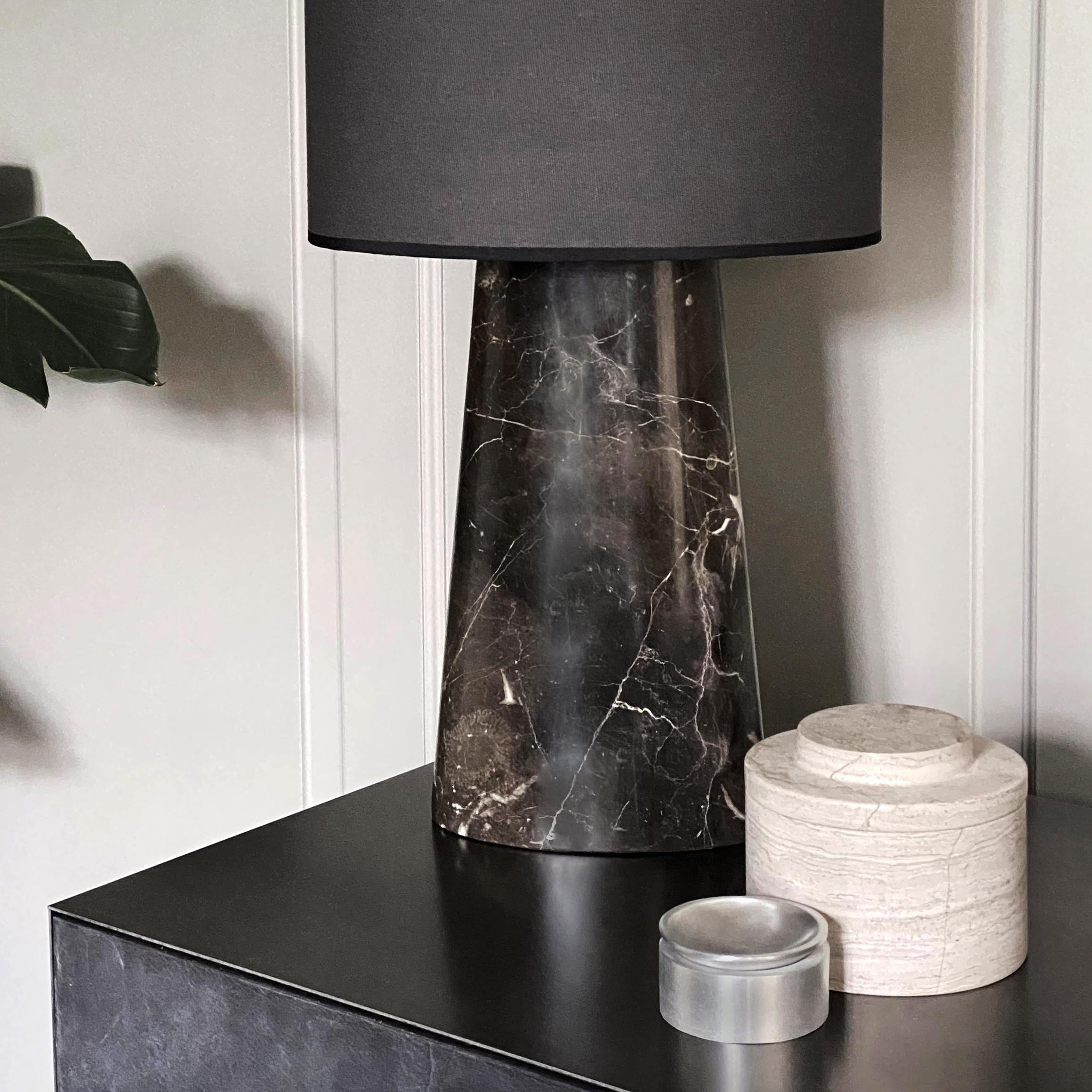 La boîte AURA, de couleur gris craie, est un magnifique pot ou boîte en marbre avec un couvercle. La boîte a un aspect exclusif et intemporel qui orne tous les espaces. Le marbre étant une pierre naturelle, sa couleur et sa structure peuvent varier