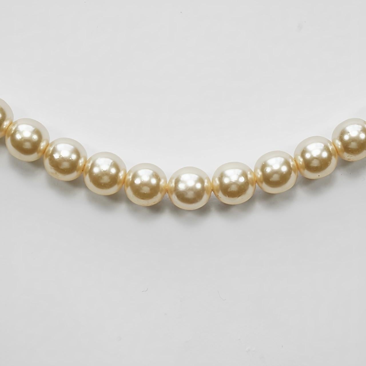 Collana di perle di vetro Aura Champagne con chiusura a fiore placcata in oro e perle In condizioni buone in vendita a London, GB