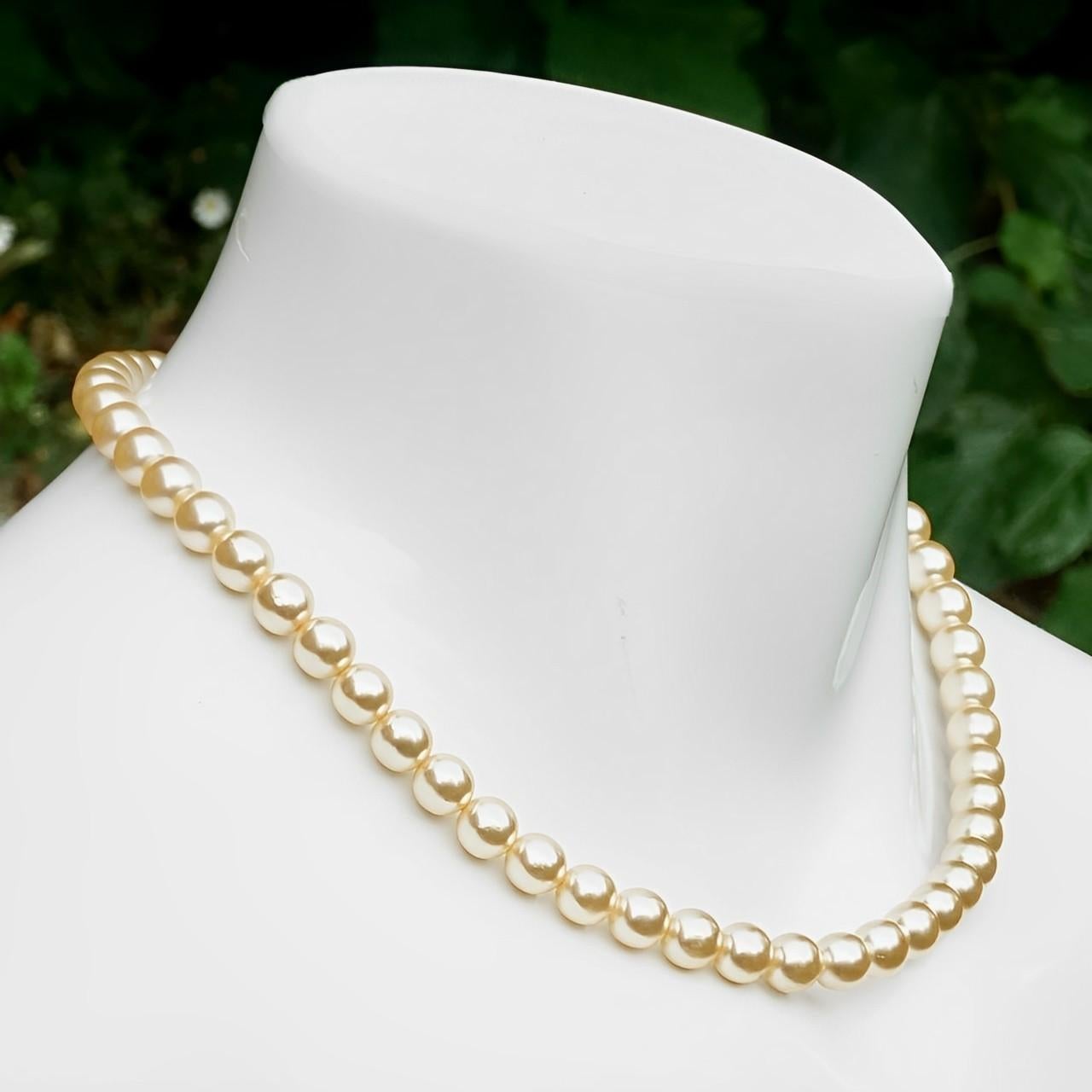 Collana di perle di vetro Aura Champagne con chiusura a fiore placcata in oro e perle in vendita 1