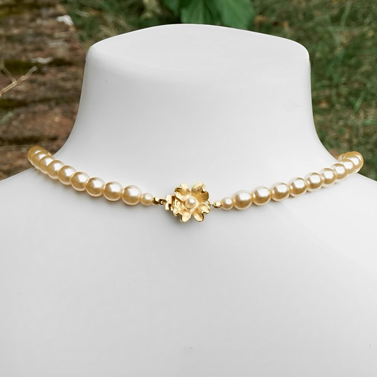 Collana di perle di vetro Aura Champagne con chiusura a fiore placcata in oro e perle in vendita 2