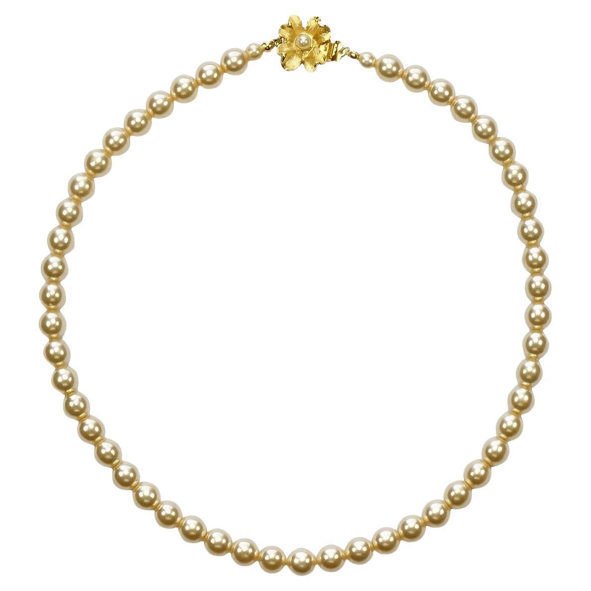 Collana di perle di vetro Aura Champagne con chiusura a fiore placcata in oro e perle in vendita