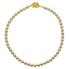 Collar Aura de Perlas de Cristal Champán con Cierre de Oro y Flor de Perla