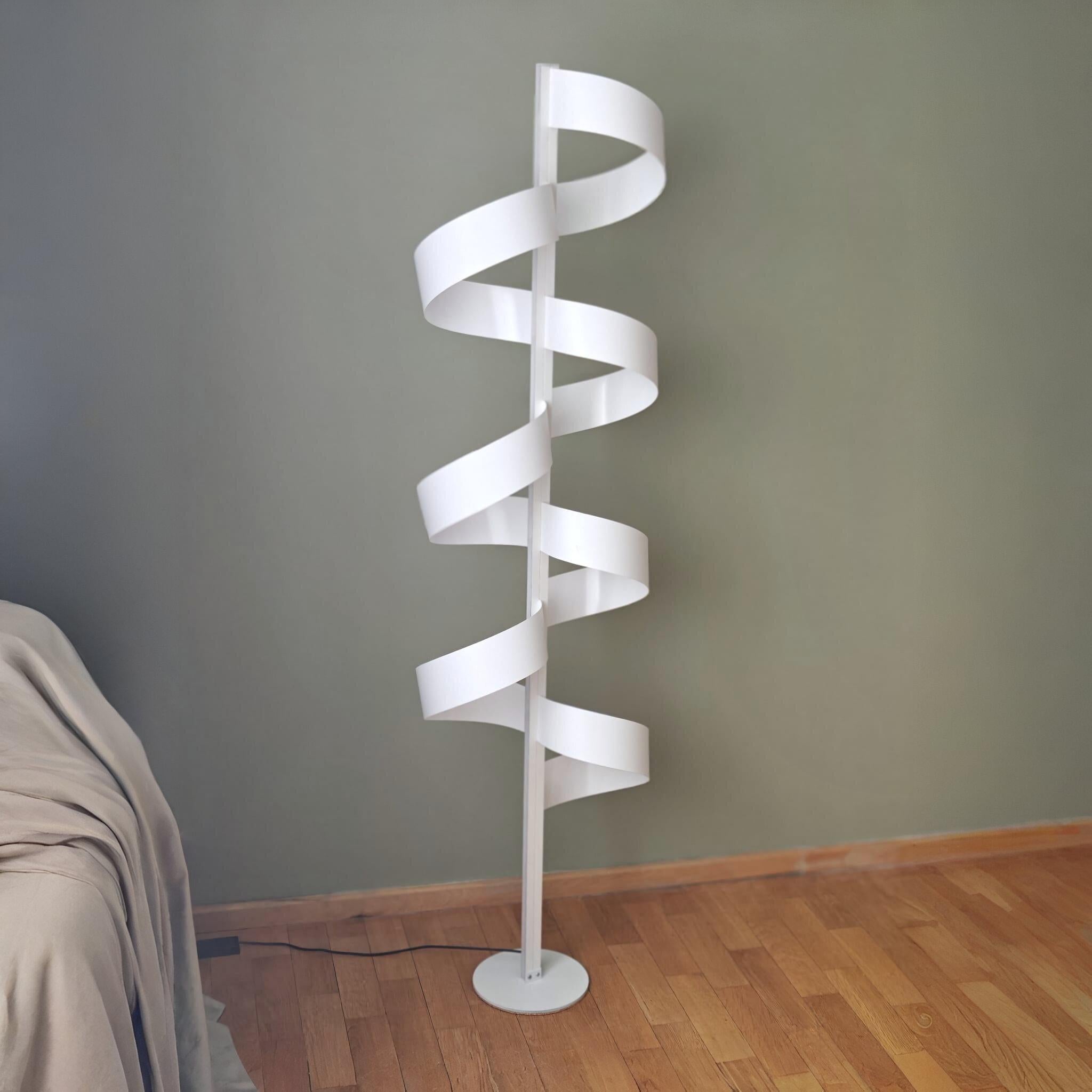 Minimaliste Lampadaire Aura n°1  de 30 Fait à la main Edition limitée LED Spiral Light en aluminium en vente