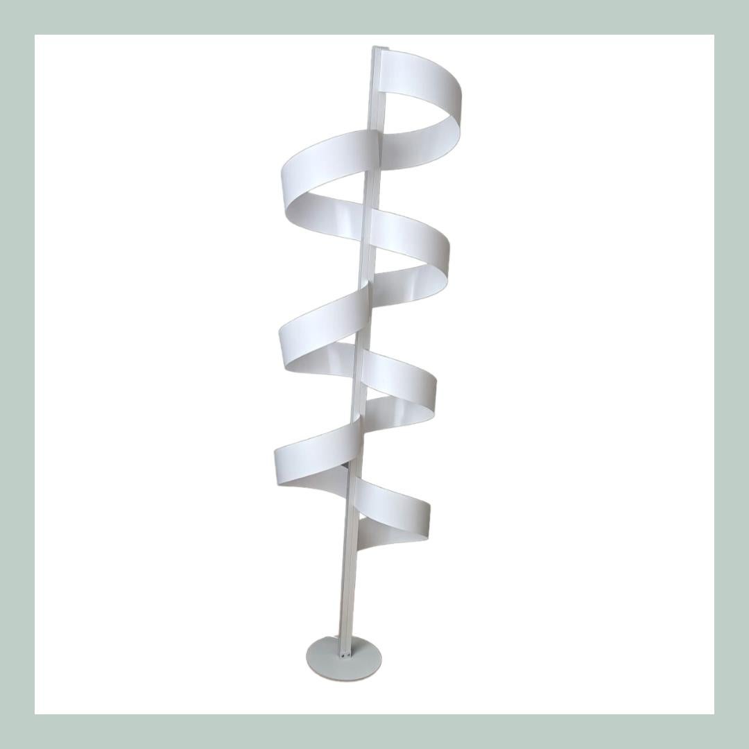Fait main Lampadaire Aura n°1  de 30 Fait à la main Edition limitée LED Spiral Light en aluminium en vente
