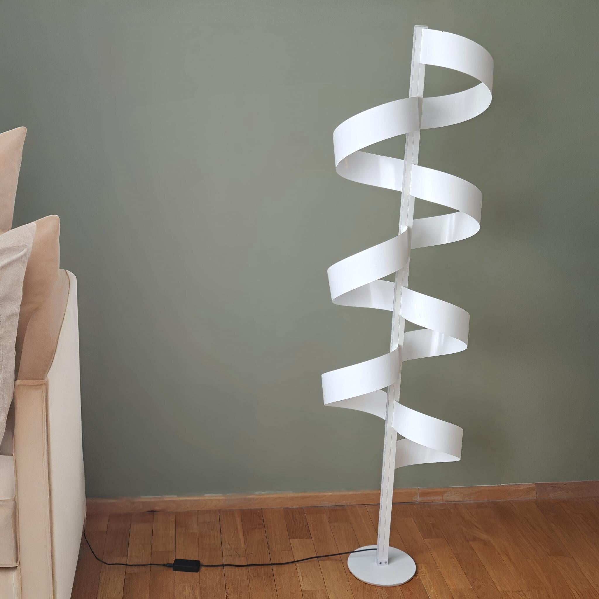 Lampadaire Aura n°1  de 30 Fait à la main Edition limitée LED Spiral Light en aluminium Neuf - En vente à București, RO