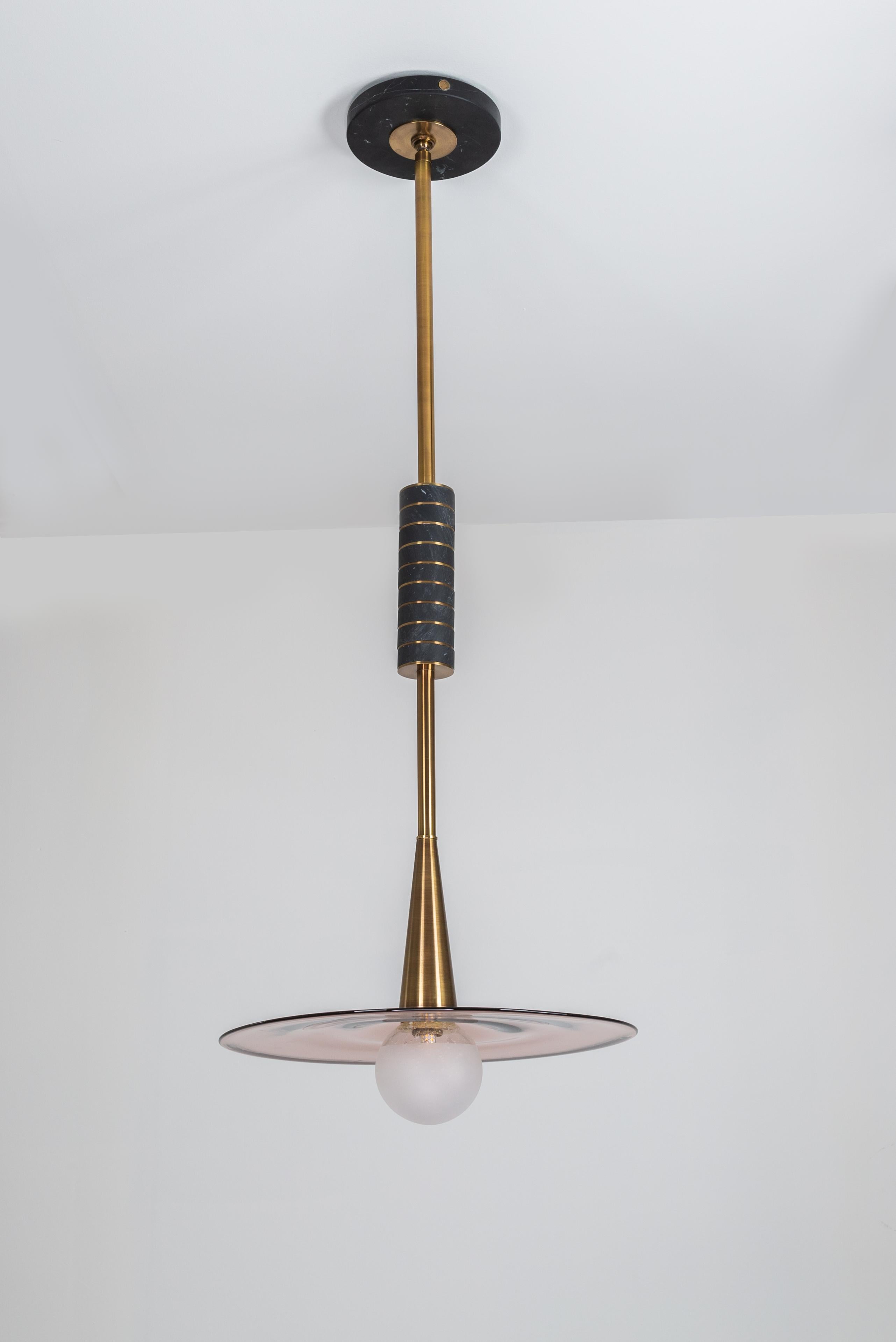 Moderne Aura, lampe à suspension en verre soufflé à la main, marbre et laiton, Kalin Asenov en vente