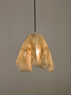 Aura Handgefertigte Pendelleuchte aus bio-basiertem Harz in neutralem Beige von Waves.STUDIO