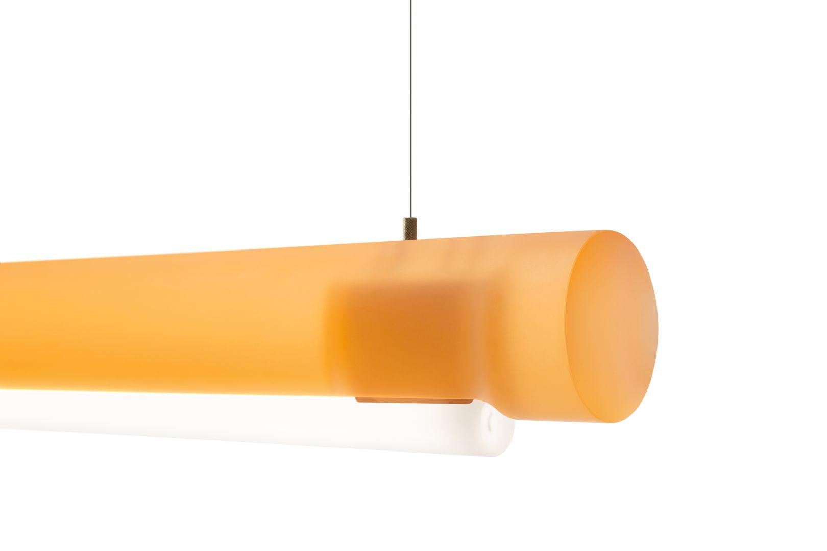 Der aufgehängte Zylinderstab der Aura Light, der Marcelis' Fachwissen über Farben nutzt, kann allein stehen oder als Teil einer Gruppe wirken. Das über einen Meter lange Design ist aus Acryl gefertigt. Eine austauschbare LED-Röhre befindet sich im