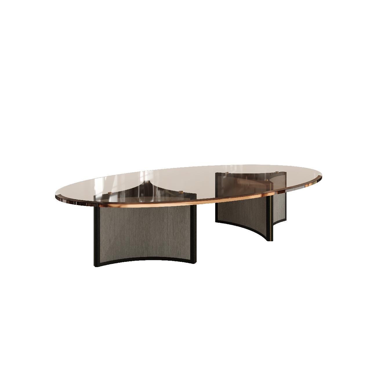 La table basse Aura présente un élégant design/One avec l'option d'un plateau en verre ou en pierre naturelle.

Les pieds exquis sont en placage de bois, avec des détails en bois massif et en laiton antique qui ajoutent une touche de sophistication