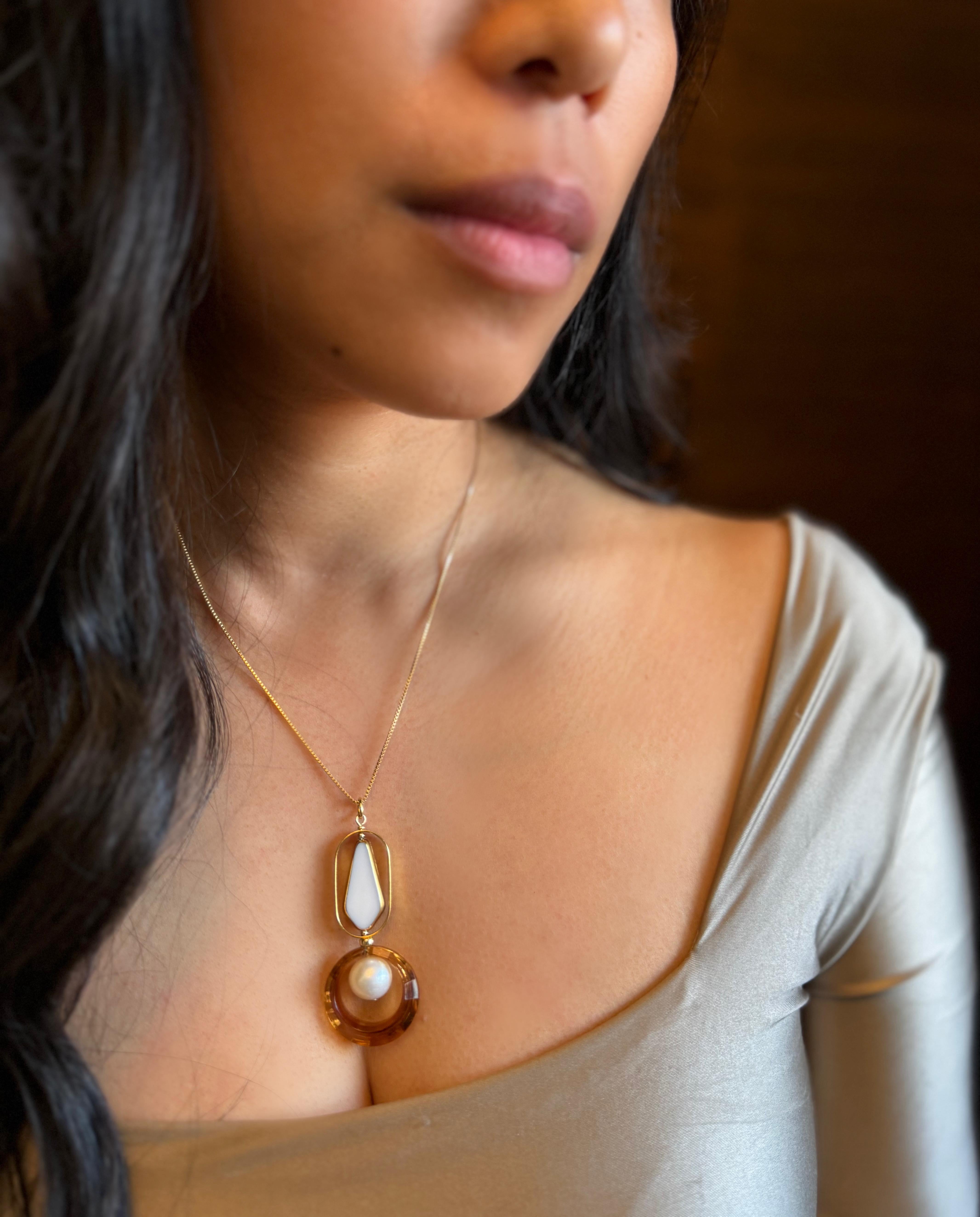 Perline di vetro tedesco vintage a forma di freccia bianca bordate d'oro, in ottone placcato in oro 24 carati,  perla rotonda in lucite color caramello, perle d'acqua dolce, fili d'oro da 18 pollici e catena.

La modella indossa una catena da 18
