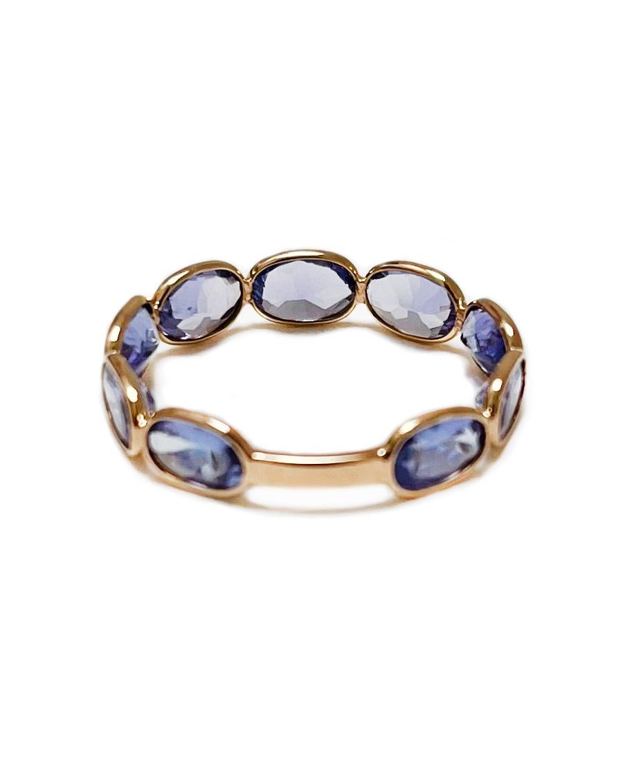 Contemporary Aura Ring in Oval-cut Tanzanite and 18k Yellow Gold For Sale