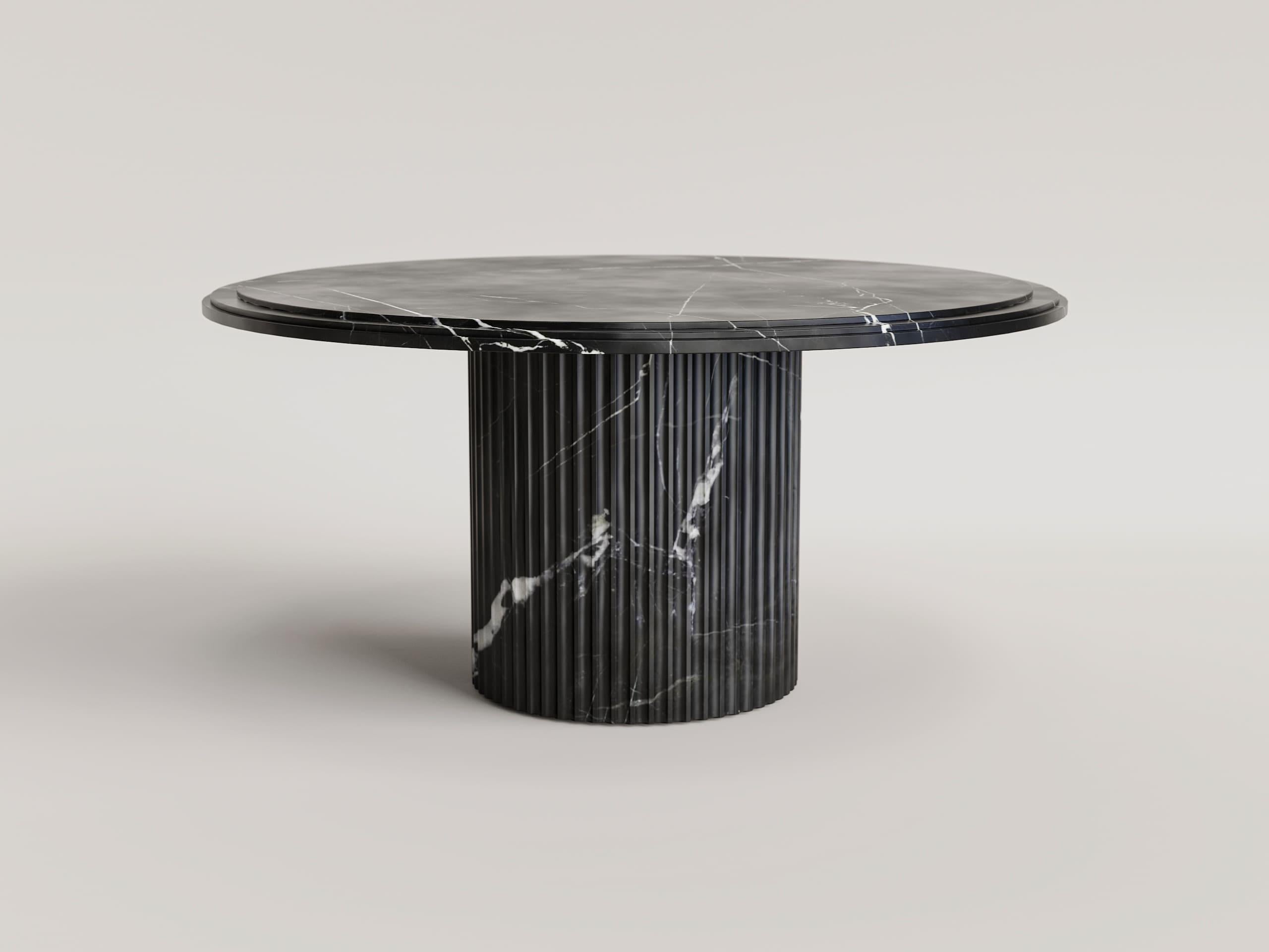 Un'icona di eleganza senza tempo. Questo tavolo rotondo è realizzato interamente in marmo Nero Marquina, una preziosa pietra naturale spagnola con uno sfondo nero intenso e vistose venature bianche che ne esaltano la forza grafica e l'unicità.

Le