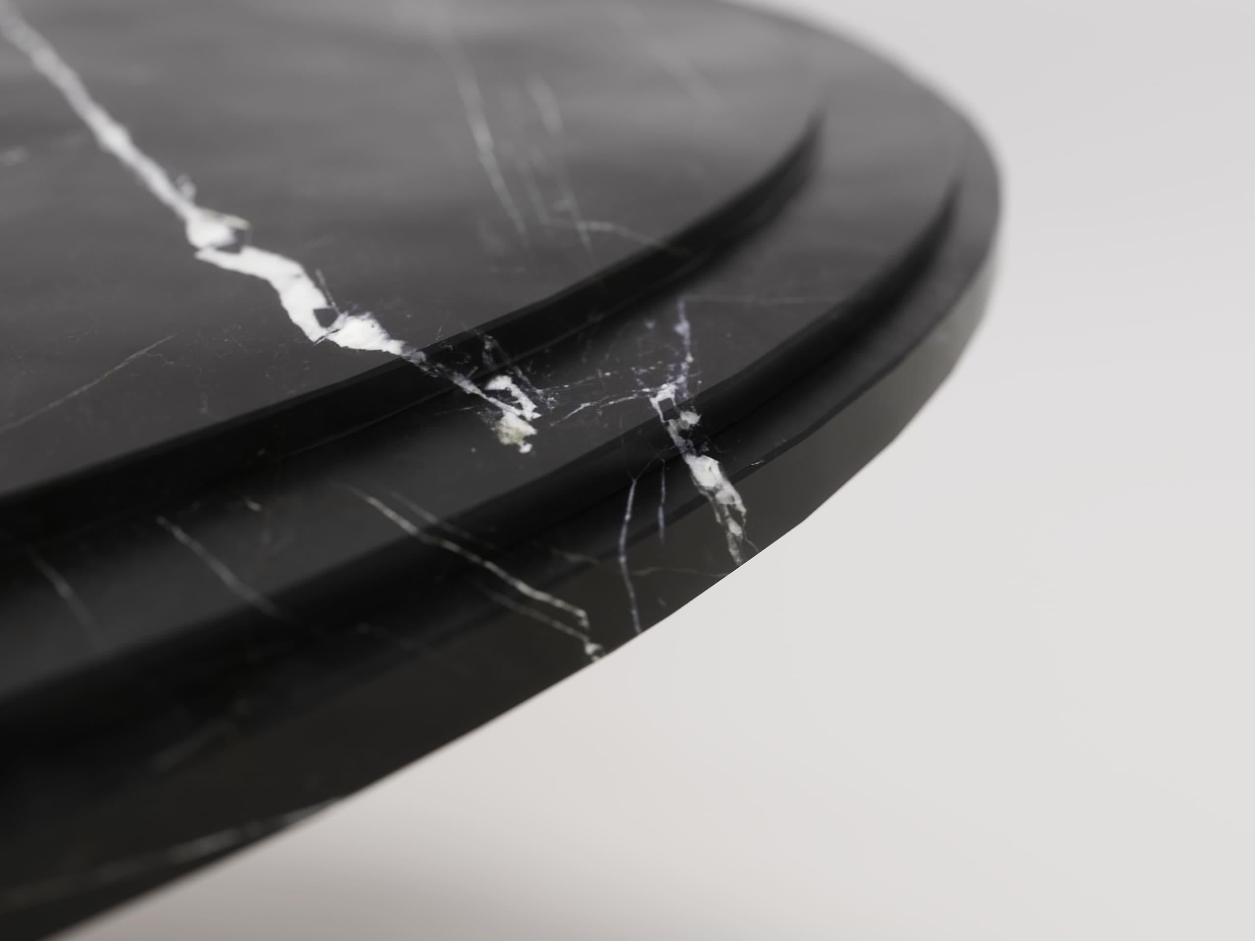 XXI secolo e contemporaneo Aura -  Tavolo da pranzo classico rotondo in marmo nero Marquina in vendita