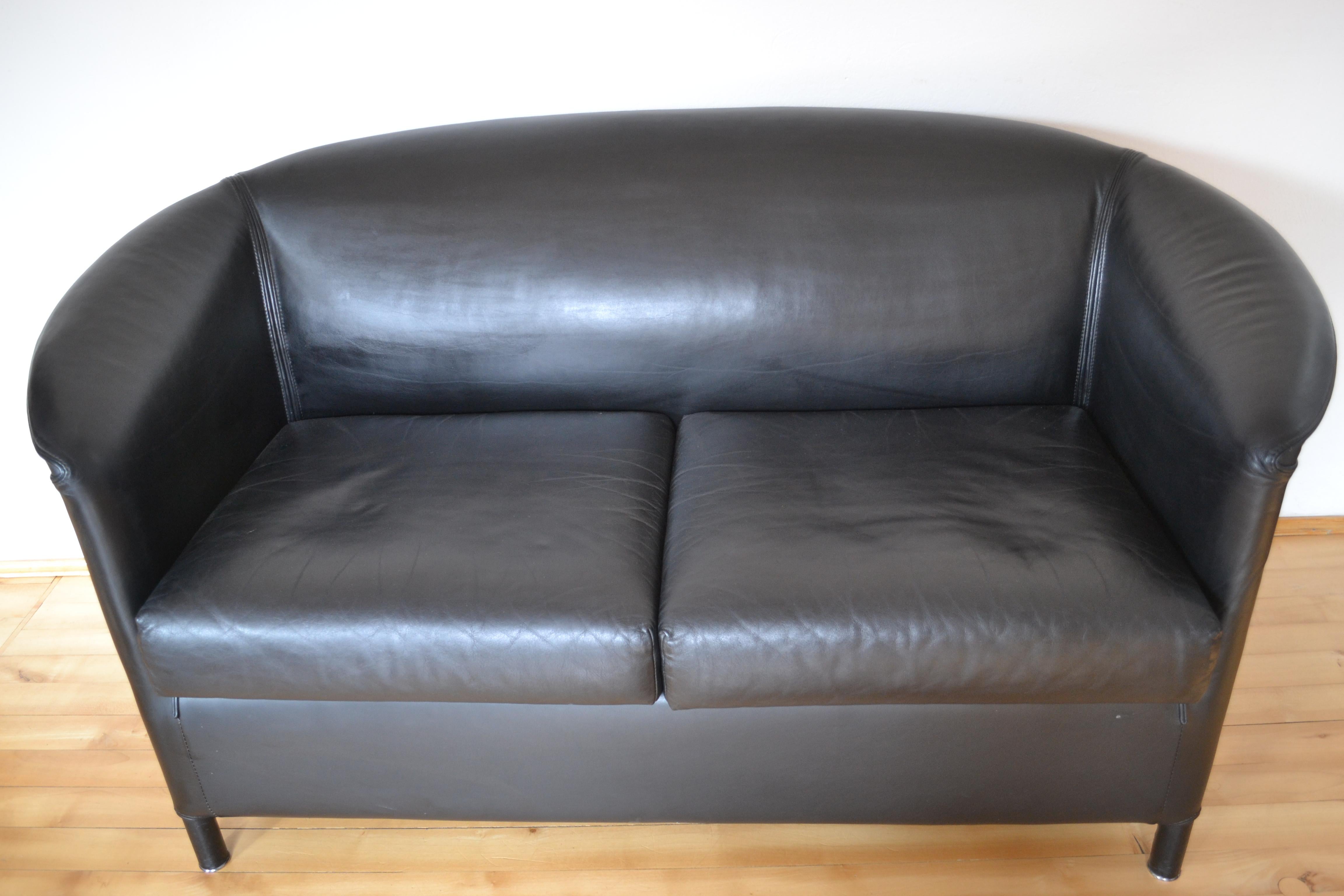 Aura sofa, designed by Paolo Piva, Wittmann, Austria, from the 1980s fully original, signed. Sofa made of high-quality natural leather. Attractive form and very good performance.