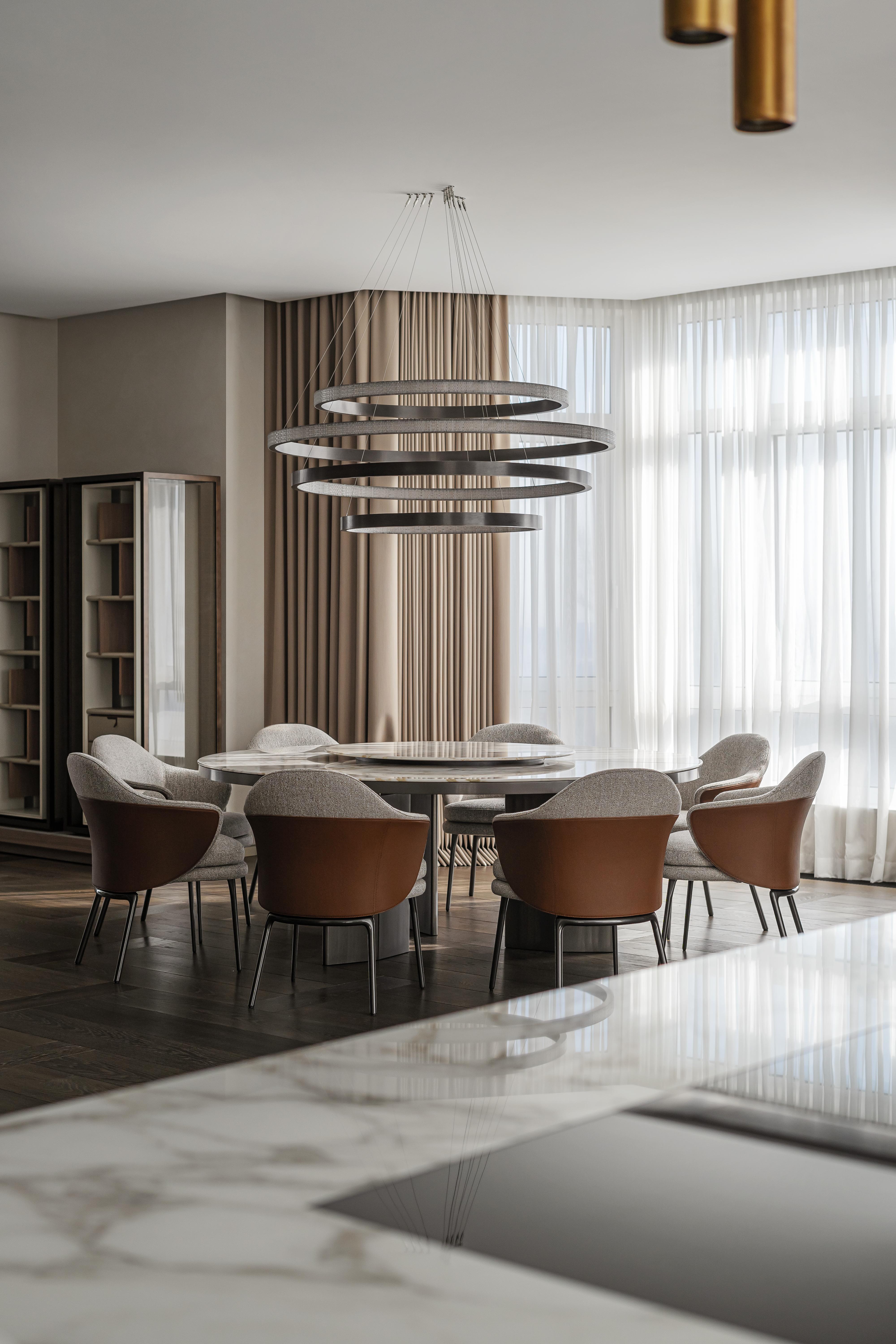 Aura Taso Chandelier by Cameron Design House
Dimensions: D 70, 100, 80, 60 x H 5 cm.
Materials: Brushed metal.

Available in Elama and Taso versions.
Available in different metal finishes. Please contact us.

This contemporary chandelier beckons its