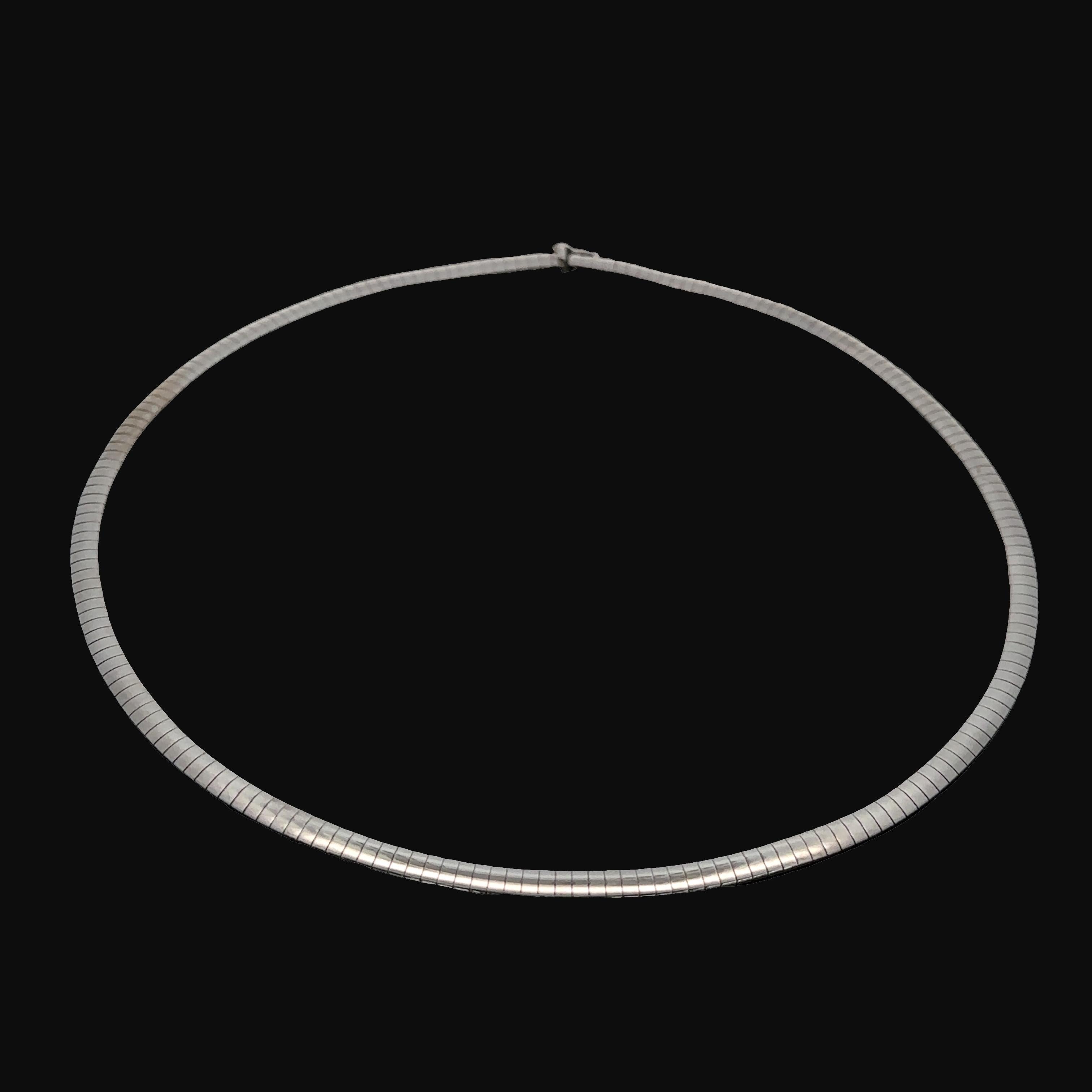 Materiale: Oro bianco massiccio 14k
Peso: 16,84 grammi
Tipo di catena: Omega - Chiusura a pressione con chiusura di sicurezza
Lunghezza complessiva: 16.0