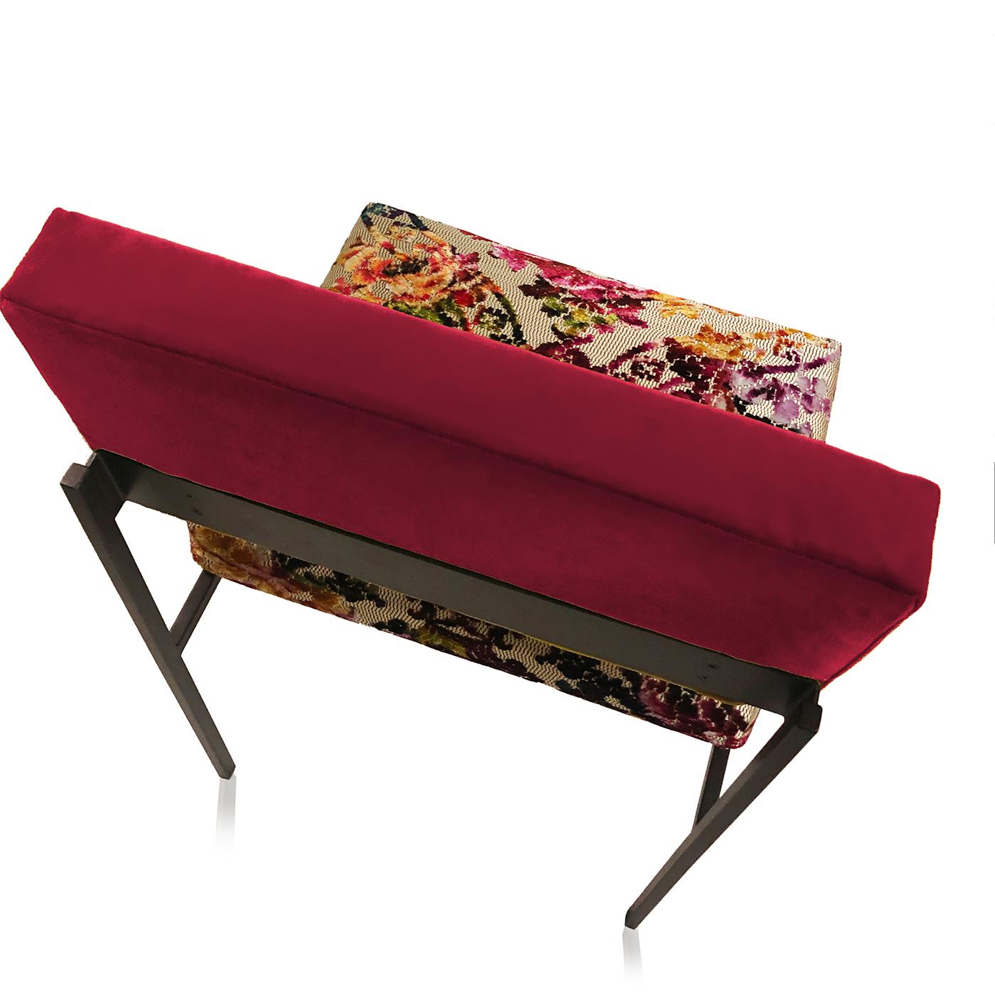 El Sillón de Terciopelo Burdeos Aurea, de CtrlZak y Davide Barzaghi, está diseñado con líneas atrevidas y un aspecto ultra chic. Con su atractivo retro de los años 50, este artículo tan vendido en restaurantes y hoteles es lo último en comodidad, y