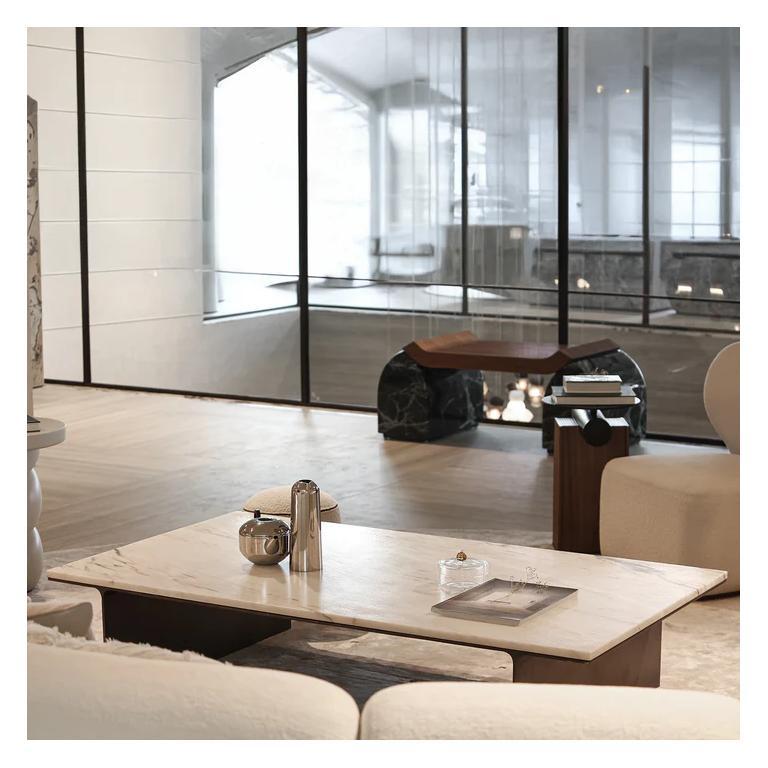 La Mesa baja Aurea de Essentia Home es una llamativa fusión de materiales sofisticados y elegancia arquitectónica, diseñada para complementar los interiores más refinados. Con una lujosa encimera de piedra, personalizable a tu elección, desprende