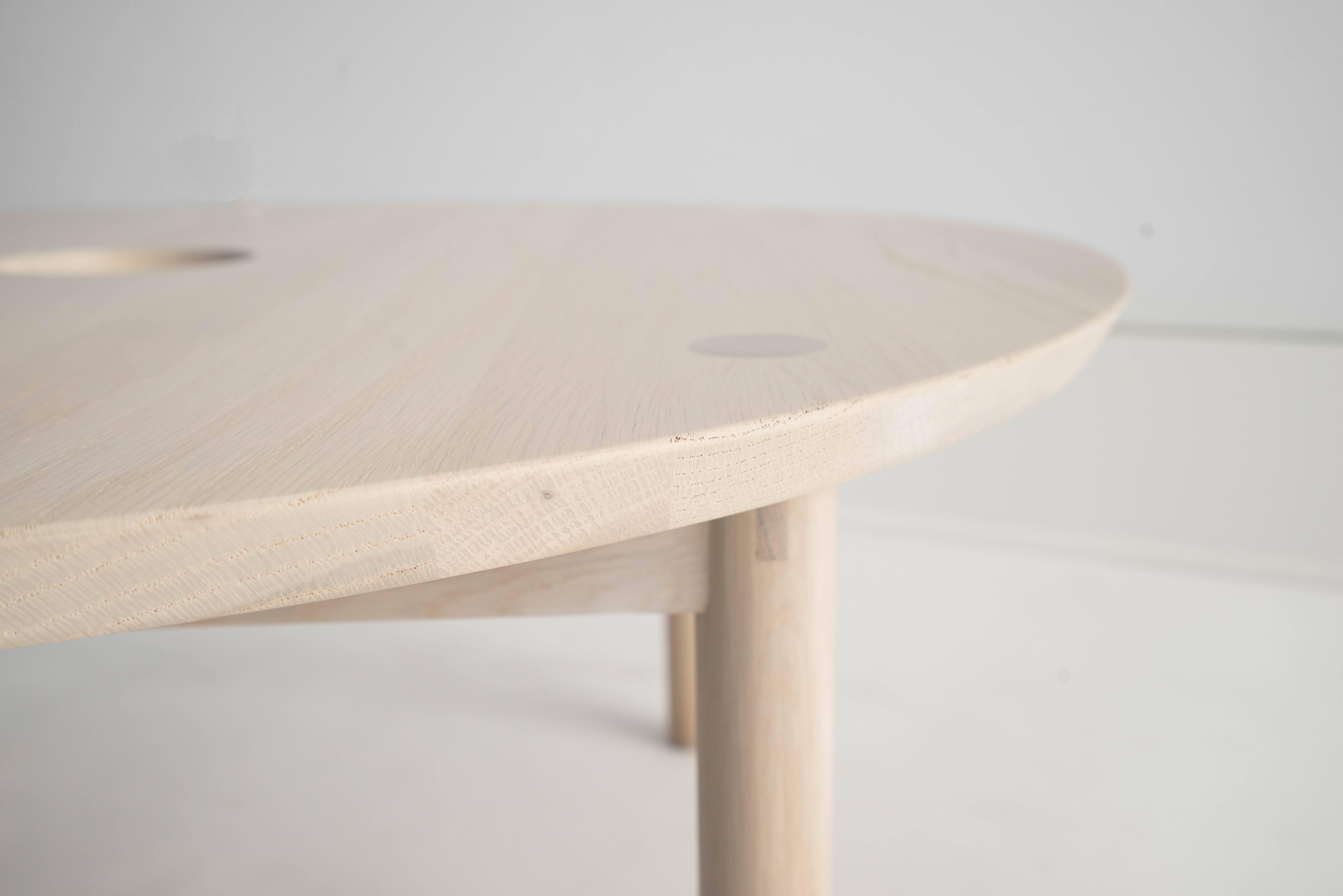 Sun at Six ist ein Studio für zeitgenössisches Möbeldesign, das mit traditionellen chinesischen Tischlermeistern zusammenarbeitet, um unsere Stücke in Handarbeit mit traditionellen Tischlerarbeiten herzustellen. Unser klassischer runder Couchtisch.
