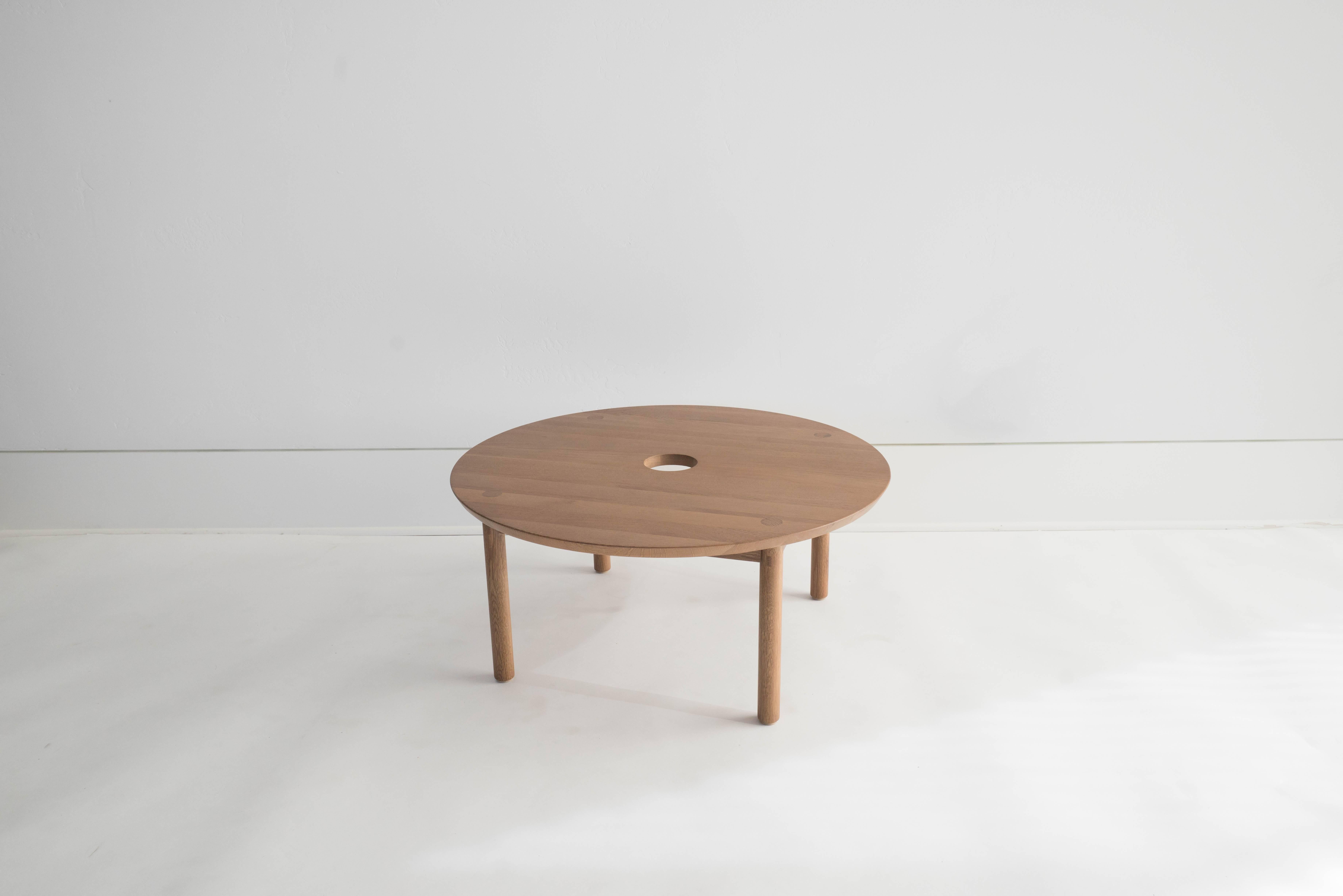 Sun at Six est un studio de conception de mobilier contemporain qui travaille avec des maîtres menuisiers chinois traditionnels pour fabriquer ses pièces à la main en utilisant la menuiserie traditionnelle. Notre table basse ronde classique. Nous