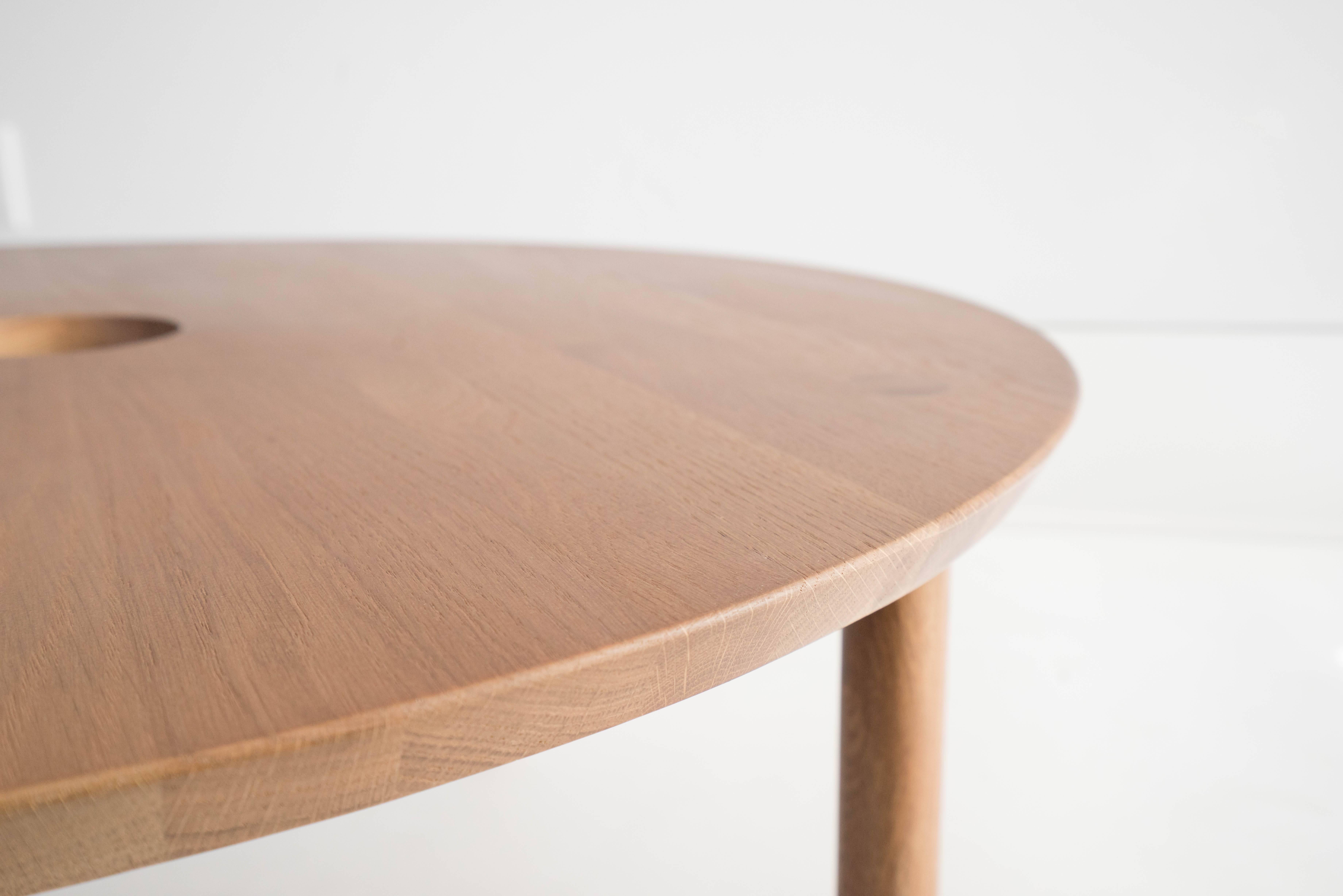 Mid-Century Modern Table basse Aurea en bois par Sun at Six, Sienne Minimalist / Midcentury Table en vente