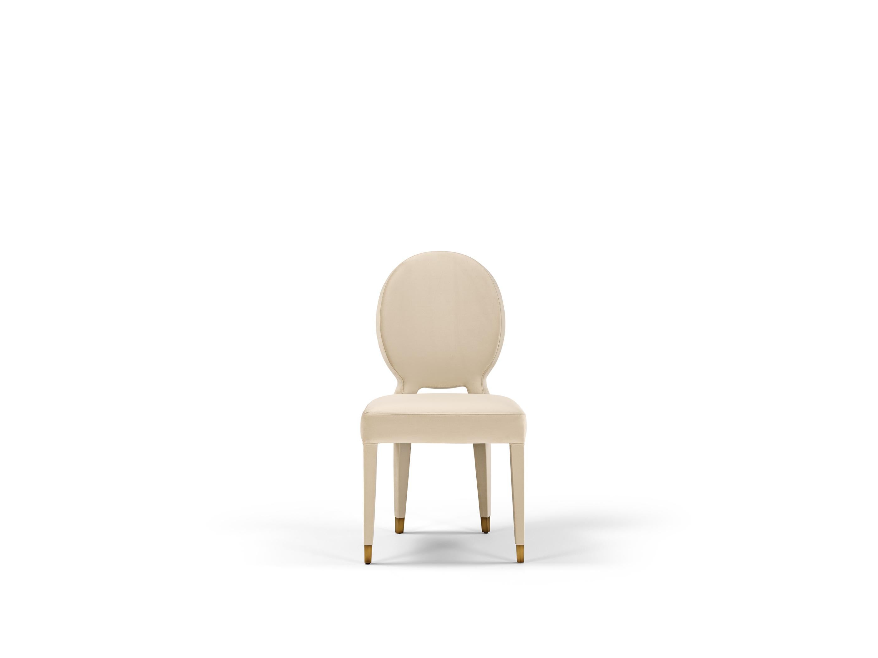 Sophisticated design, very comfortable and well balanced piece. The AUREA dining chair’s back is highlighted by a delicated quilting in diamond’s shape and the lined legs settles on Antique Brass tips. Availabe in any fabric, eco-leather, natural