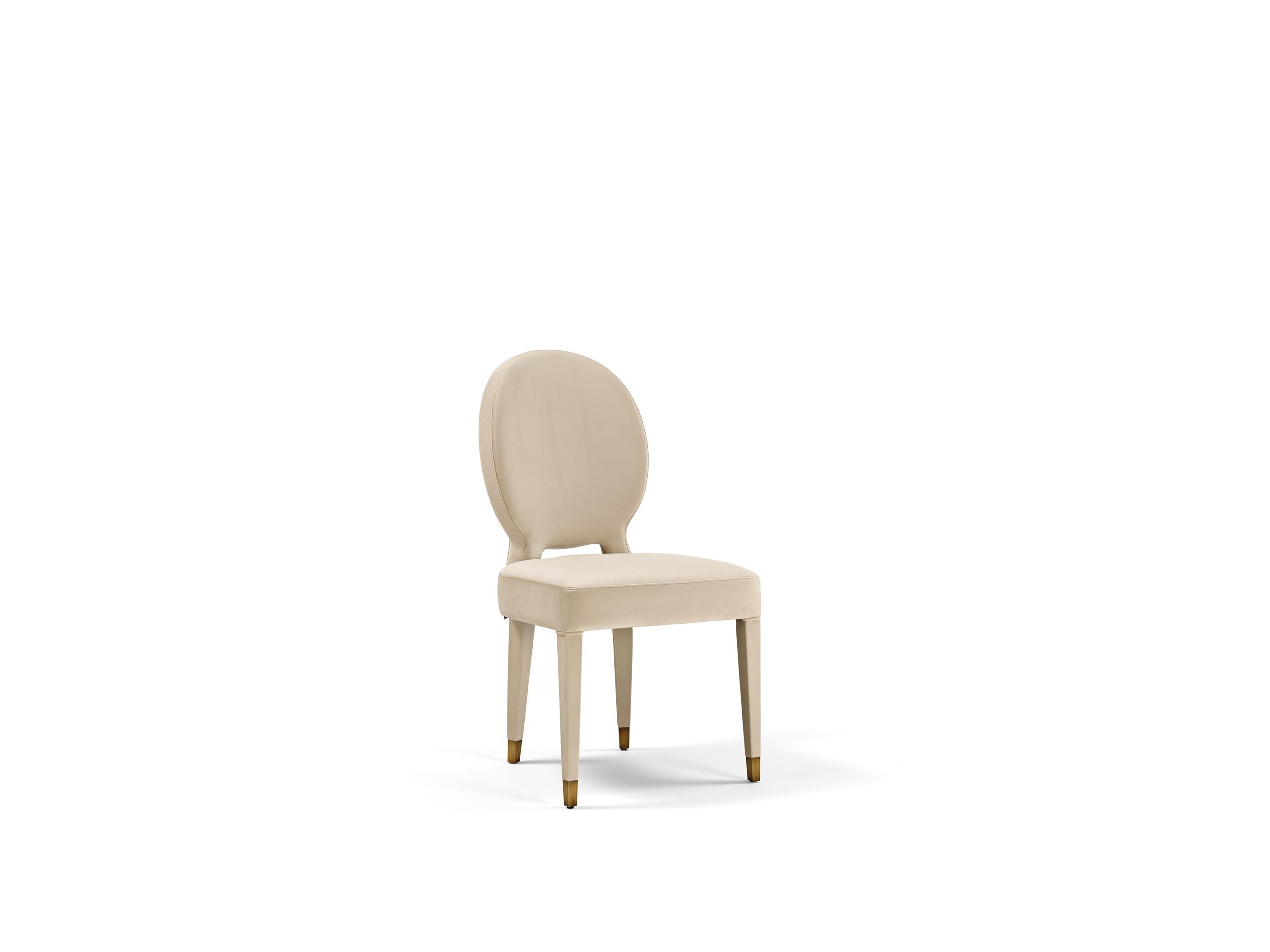 Moderne Chaise de salle à manger AUREA en velours beige et extrémités en laiton en vente