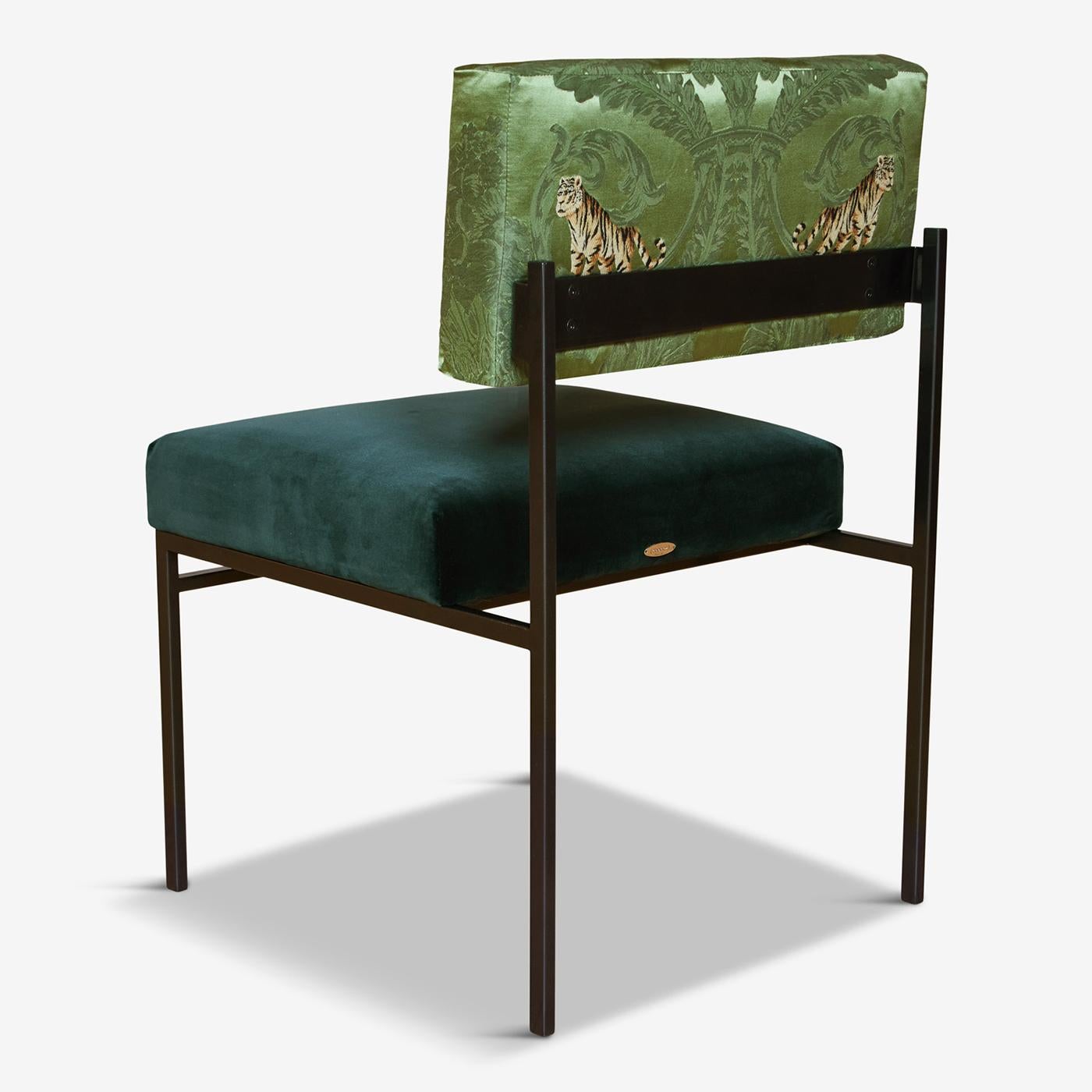 Dieser exklusive Sessel mit seiner schnörkellosen und schnörkellosen Silhouette steht für höchsten Komfort in einer von den 50er Jahren inspirierten Ästhetik. Sowohl die Sitze als auch die offenen Rückenlehnen sind mit Naturlatex, Gänsedaunen und