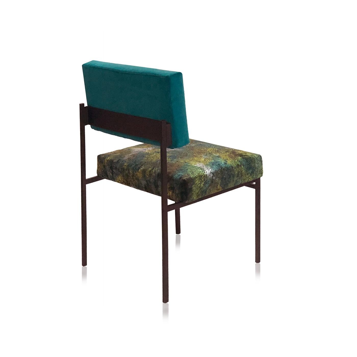 Perfect for relaxing into a great conversation, the Aurea Green Velvet Chair by CtrlZak and Davide Barzaghi is the ultimate in comfort. With its 50s retro appeal, this top selling item to restaurants and hotels is designed with clean, bold lines.
