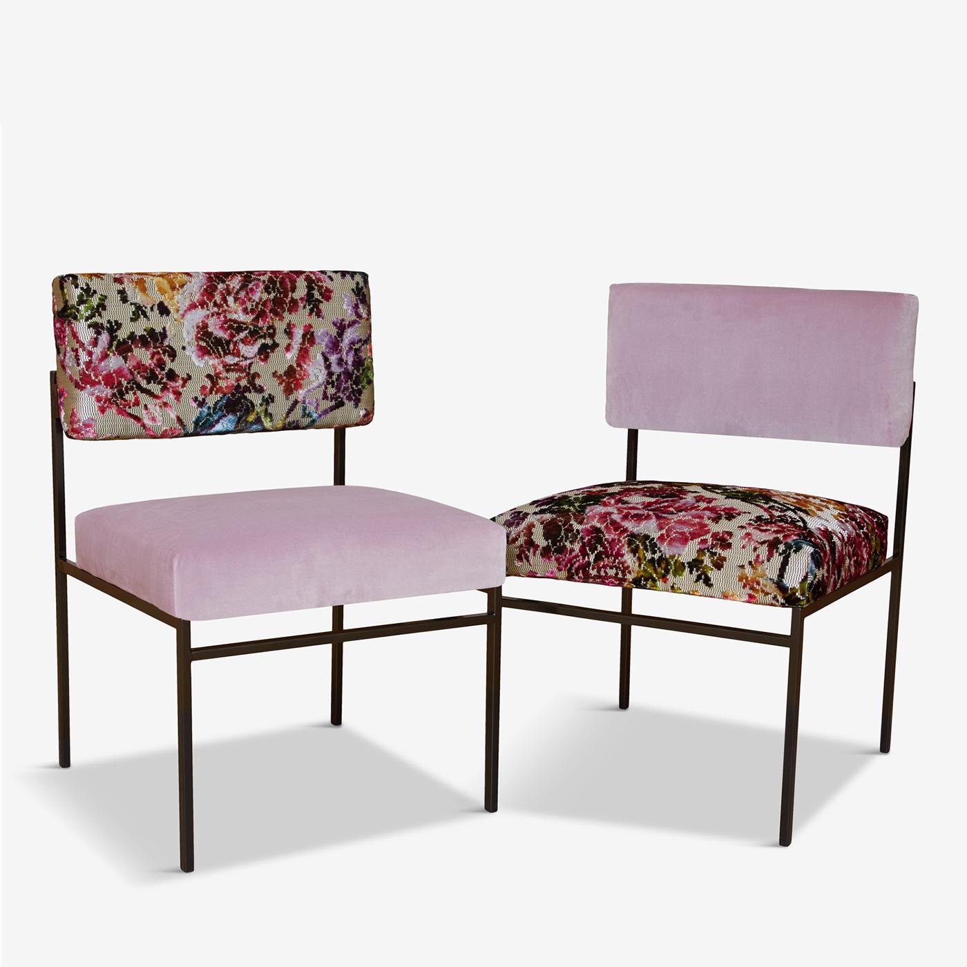 Dotée d'une silhouette épurée et sans fioritures, cette chaise exclusive incarne le plus grand confort dans son esthétique inspirée des années 50. Les sièges et les dossiers ouverts sont rembourrés de latex naturel, de duvet d'oie et de coton frais,