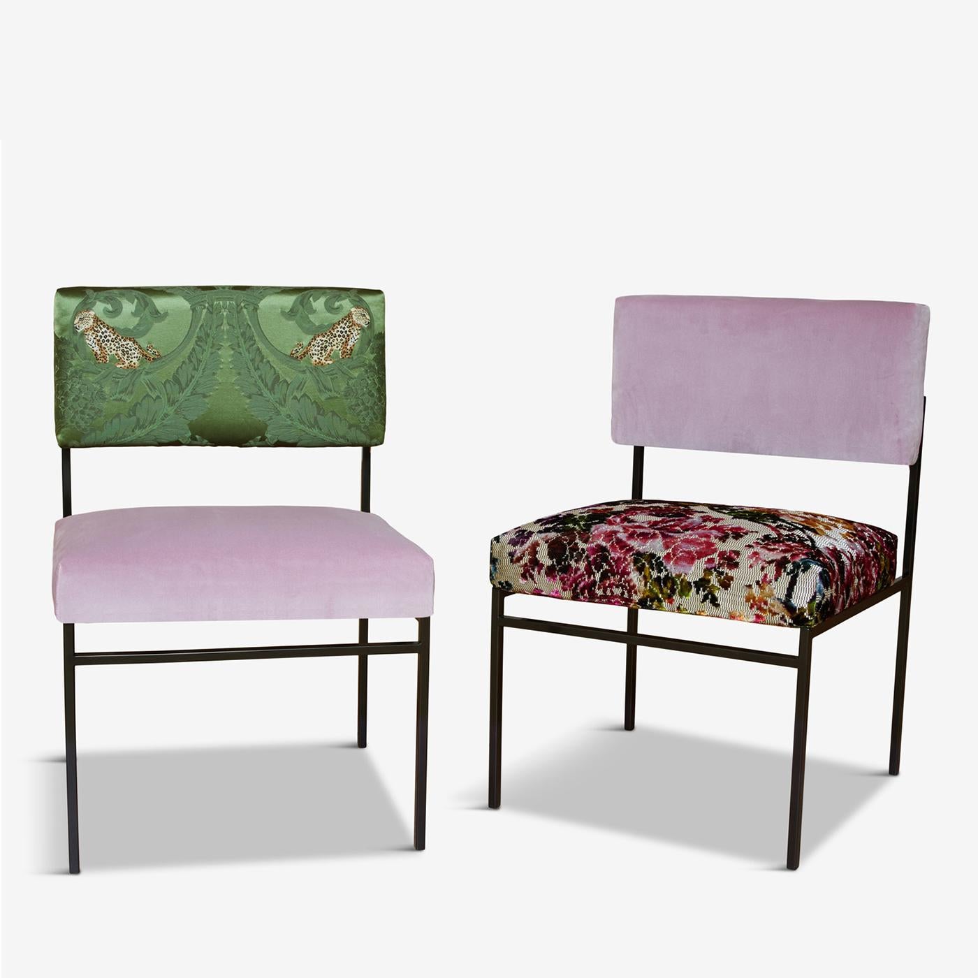 Dotée d'une silhouette épurée et sans fioritures, cette chaise exclusive incarne le plus grand confort dans son esthétique inspirée des années 50. Les sièges et les dossiers ouverts sont rembourrés de latex naturel, de duvet d'oie et de coton frais,