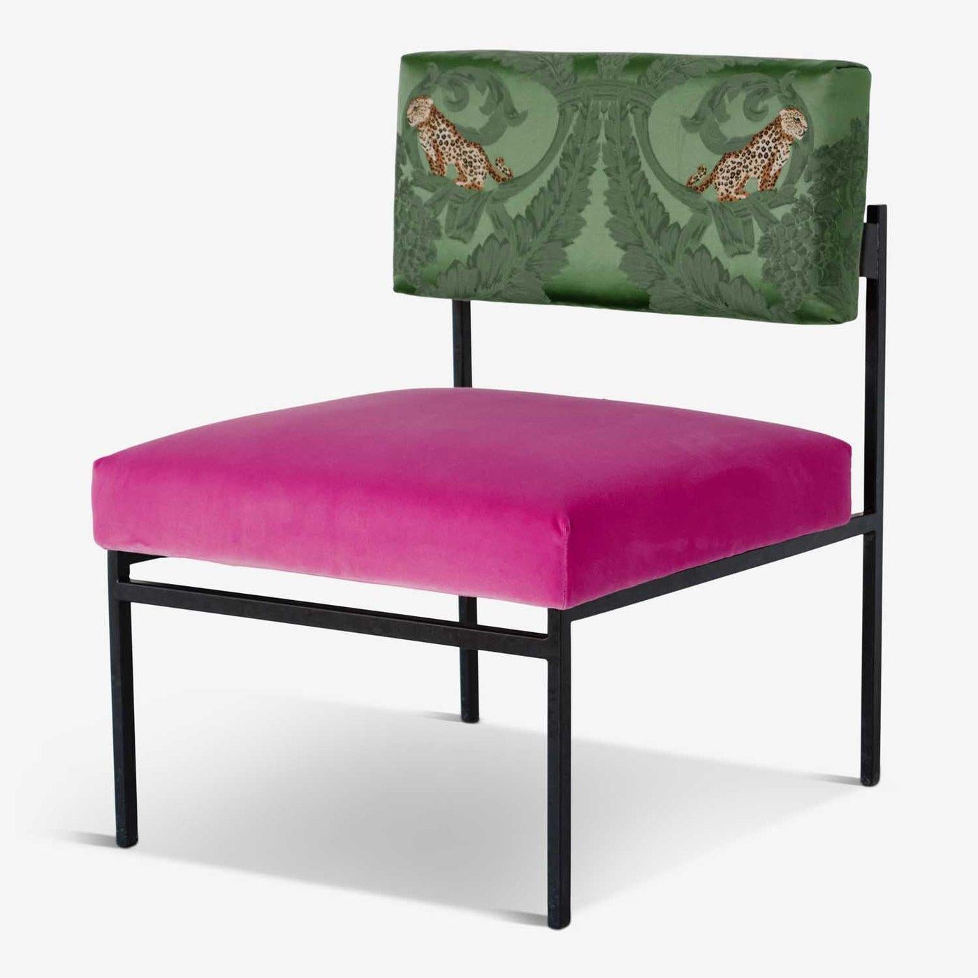 Le fauteuil Aurea Pink Velvet & Jungle Silk, de CtrlZak et Davide Barzaghi, est conçu avec des lignes audacieuses et une apparence ultra chic. Avec son charme rétro des années 50, cet article très prisé des restaurants et des hôtels est le nec plus
