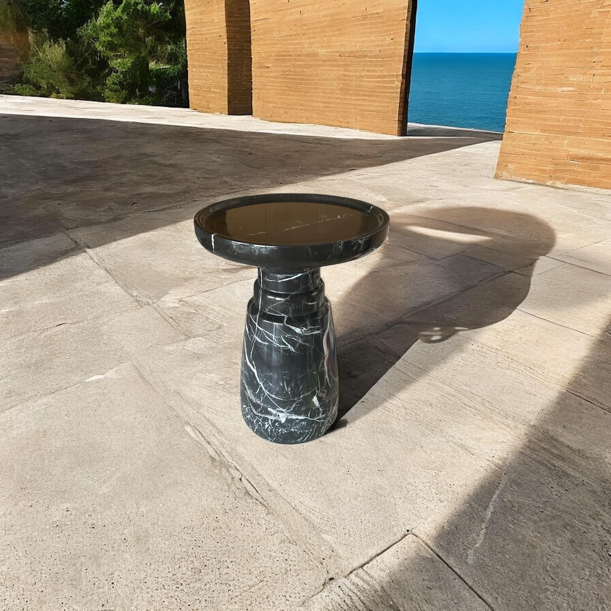  Table d'appoint 'Aurea' de HAAND, fabriquée en marbre noir Nero Marquita de première qualité. Cette pièce exquise mesure 13,8 pouces de diamètre et 18,5 pouces de hauteur, pour un poids substantiel de 80 livres.

La table d'appoint Aurea témoigne