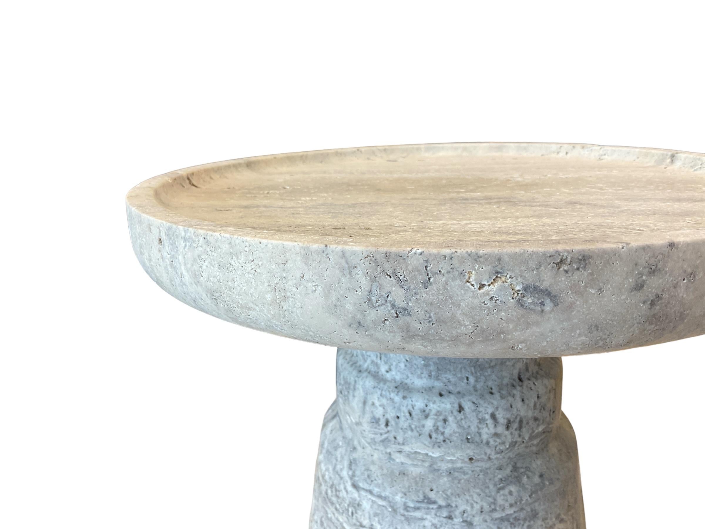 Fait main Table d'appoint AUREA, table d'appoint ronde en travertin argenté pour décoration de salon en vente