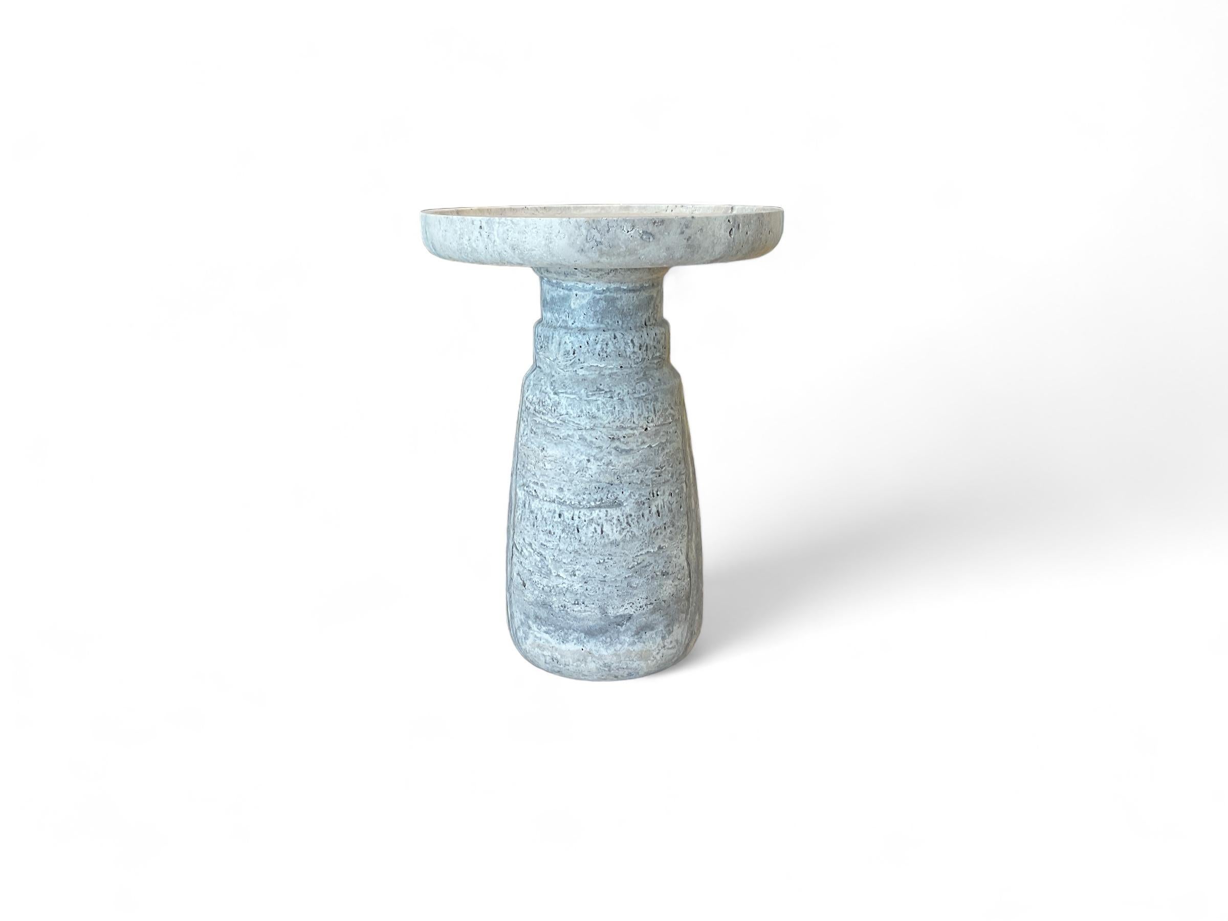 XXIe siècle et contemporain Table d'appoint AUREA, table d'appoint ronde en travertin argenté pour décoration de salon en vente