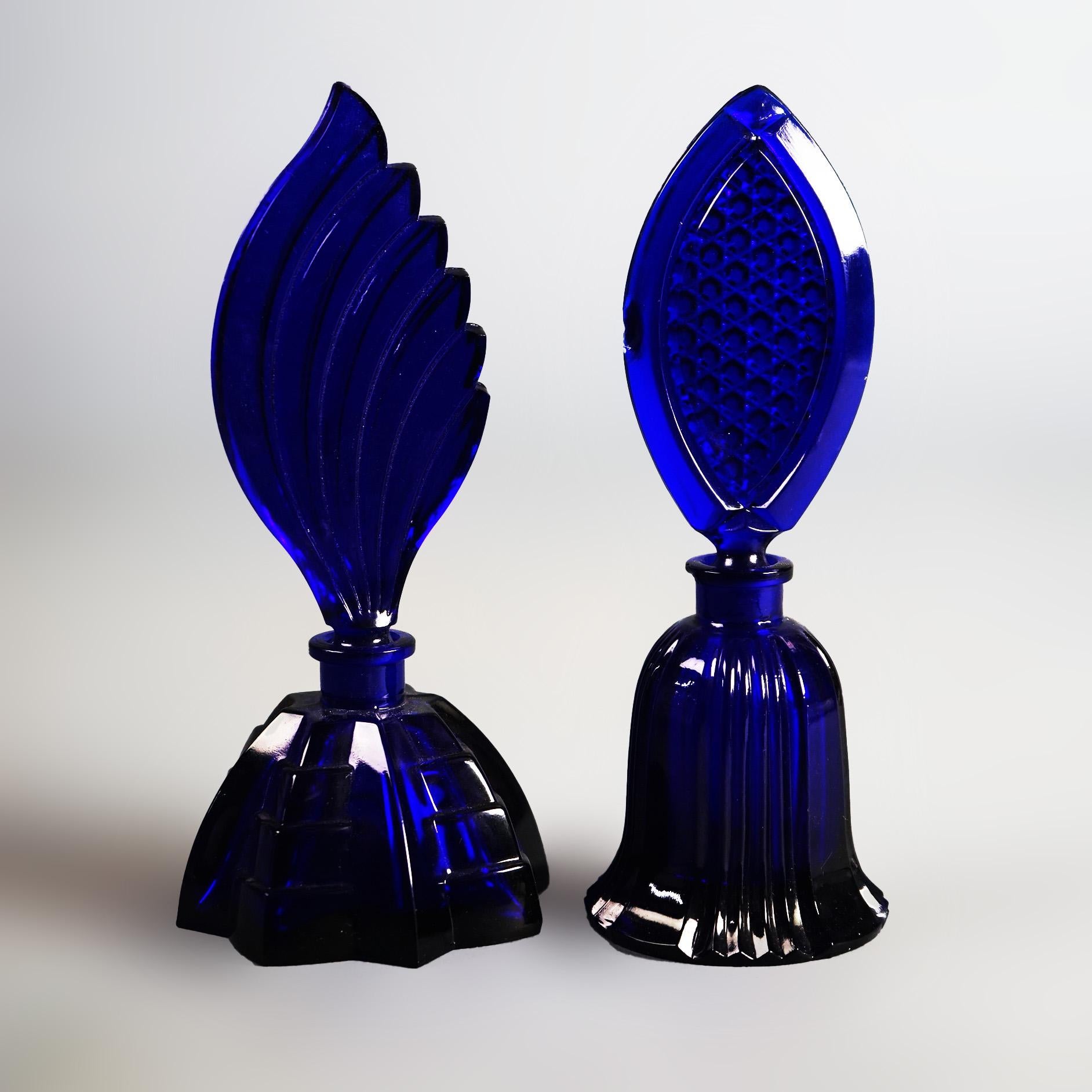 Aurel Art Déco Bouteilles de parfum en verre bleu cobalt avec bouchons C1930

Dimensions : 7''H x 3''W x 3''D