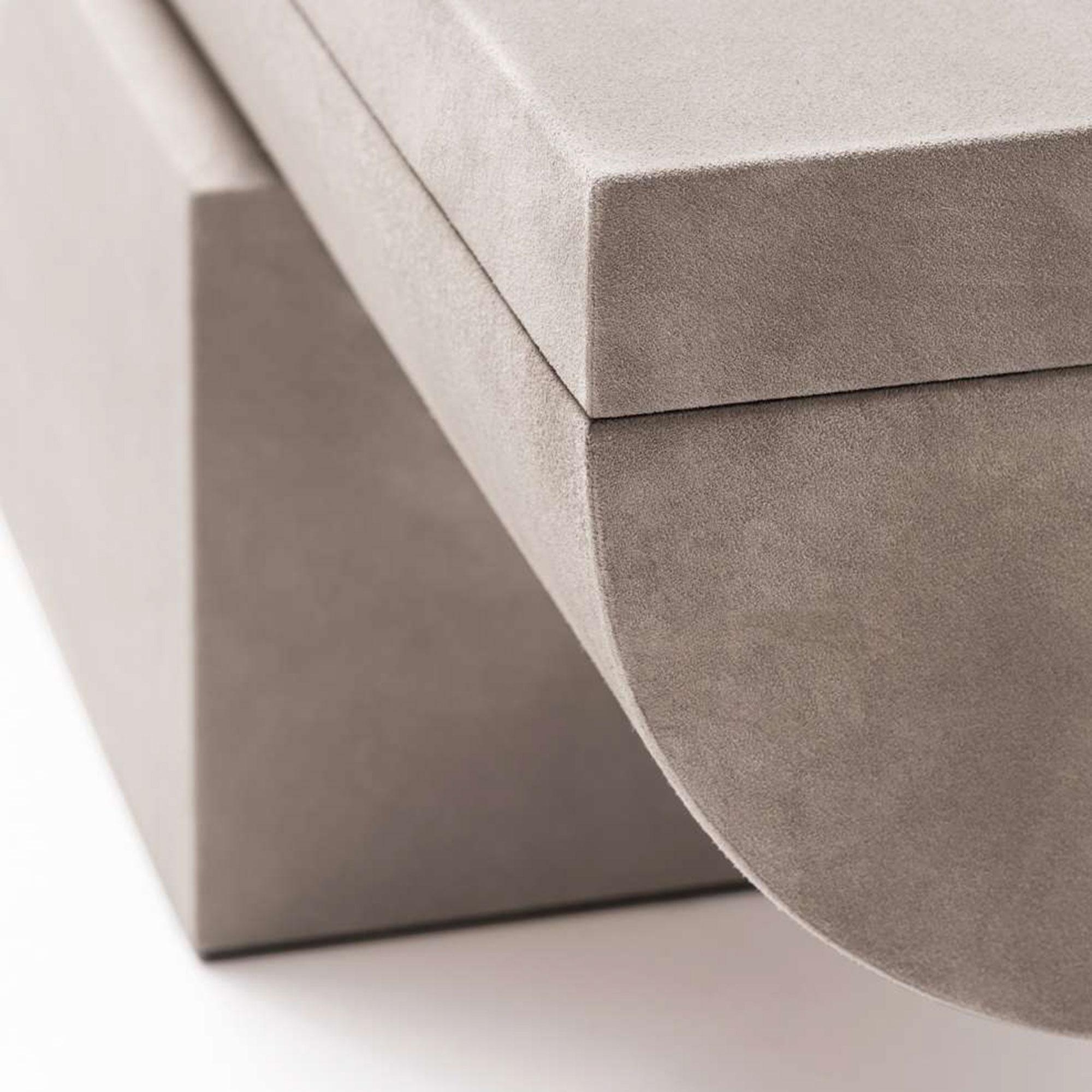 Depuis près de vingt ans, la marque Giobagnara allie savoir-faire traditionnel et technologie de pointe pour produire une élégance de haut niveau. Avec des créations luxueuses disponibles dans une palette de couleurs unique et pratiquement illimitée
