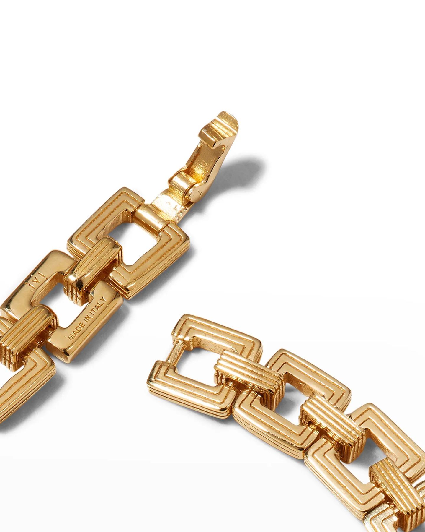 Il girocollo Aurelia Chain placcato in oro è composto da maglie quadrate che si intrecciano tra loro, ognuna delle quali è lavorata con maestria per garantire una sensazione di solidità e resistenza quando la si indossa. Il suo profilo geometrico e