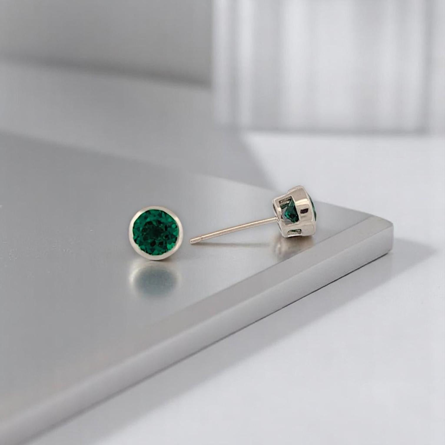 Artisan Boucles d'oreilles Aurelia Emerald, or blanc 10K avec 1.10ct Created Round Emeralds en vente