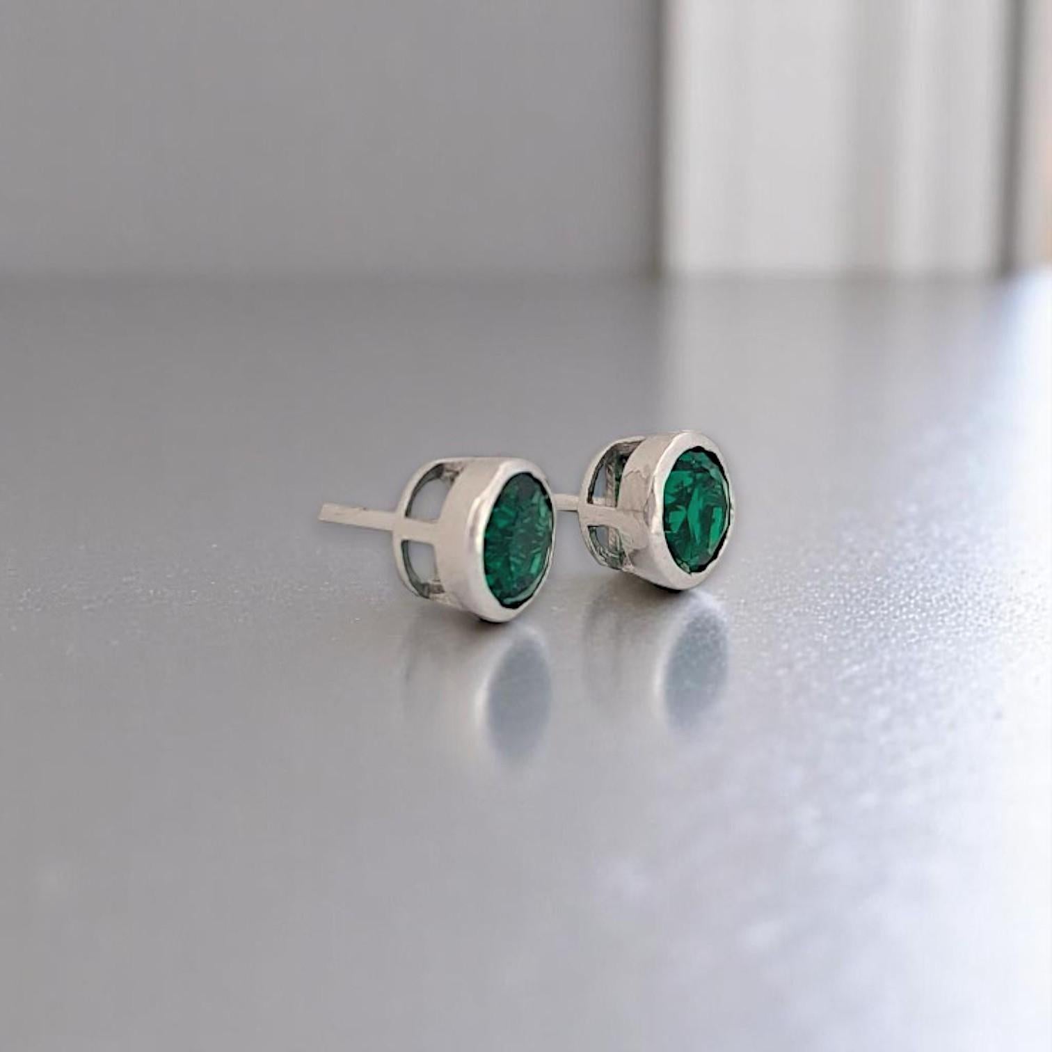 Taille ronde Boucles d'oreilles Aurelia Emerald, or blanc 10K avec 1.10ct Created Round Emeralds en vente