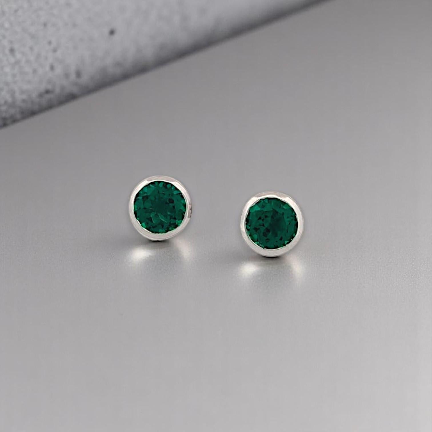 Boucles d'oreilles Aurelia Emerald, or blanc 10K avec 1.10ct Created Round Emeralds Neuf - En vente à Greeneville, TN
