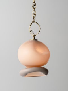 Pendentif Aurelia : Laiton satiné/Verre taupe par AVRAM RUSU STUDIO