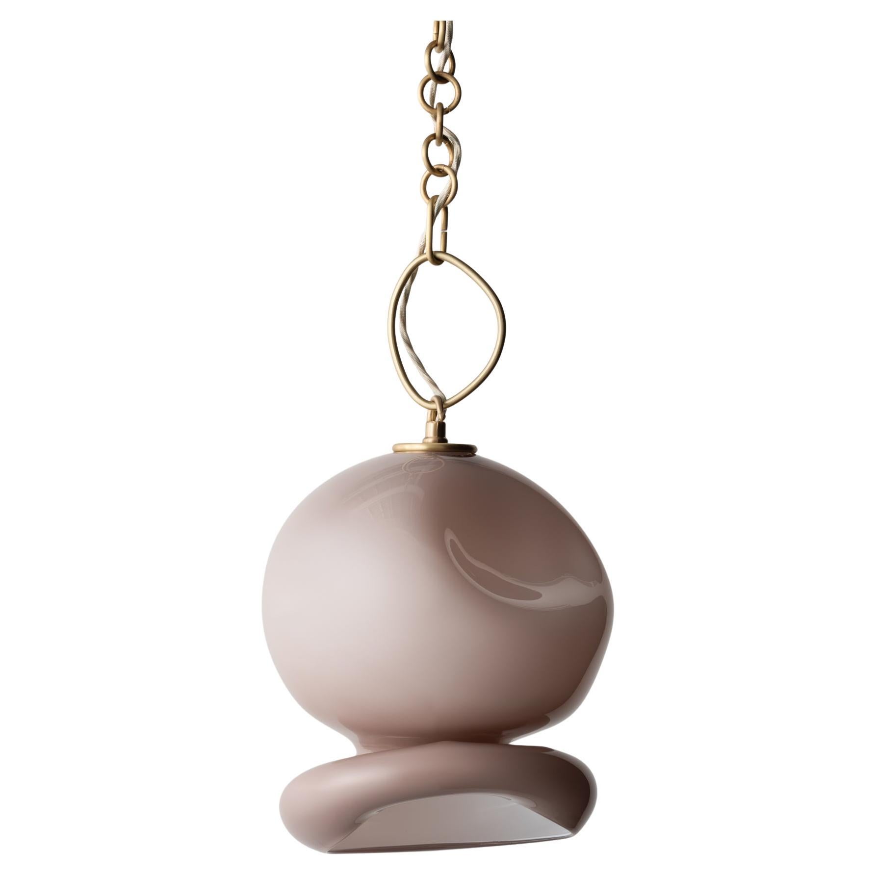 Aurelia Pendelleuchte: Satiniertes Messing/Taupefarbenes Glas von Avram Rusu STUDIO