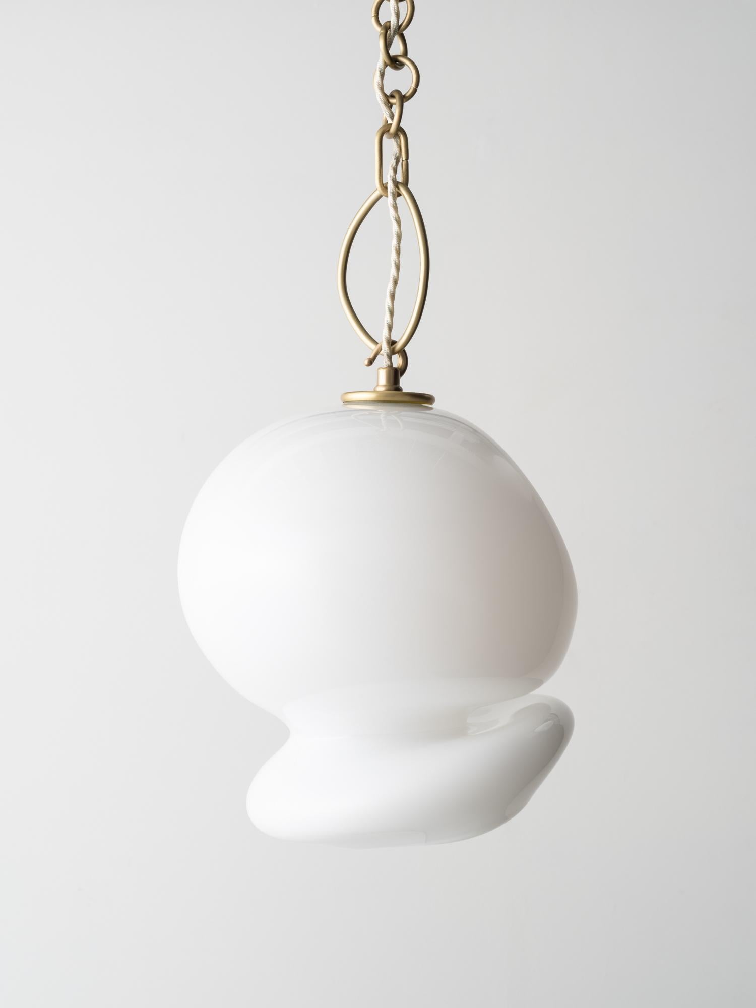 Aurelia Pendelleuchte: Satiniertes Messing/weißes Glas von Avram Rusu STUDIO (Moderne) im Angebot