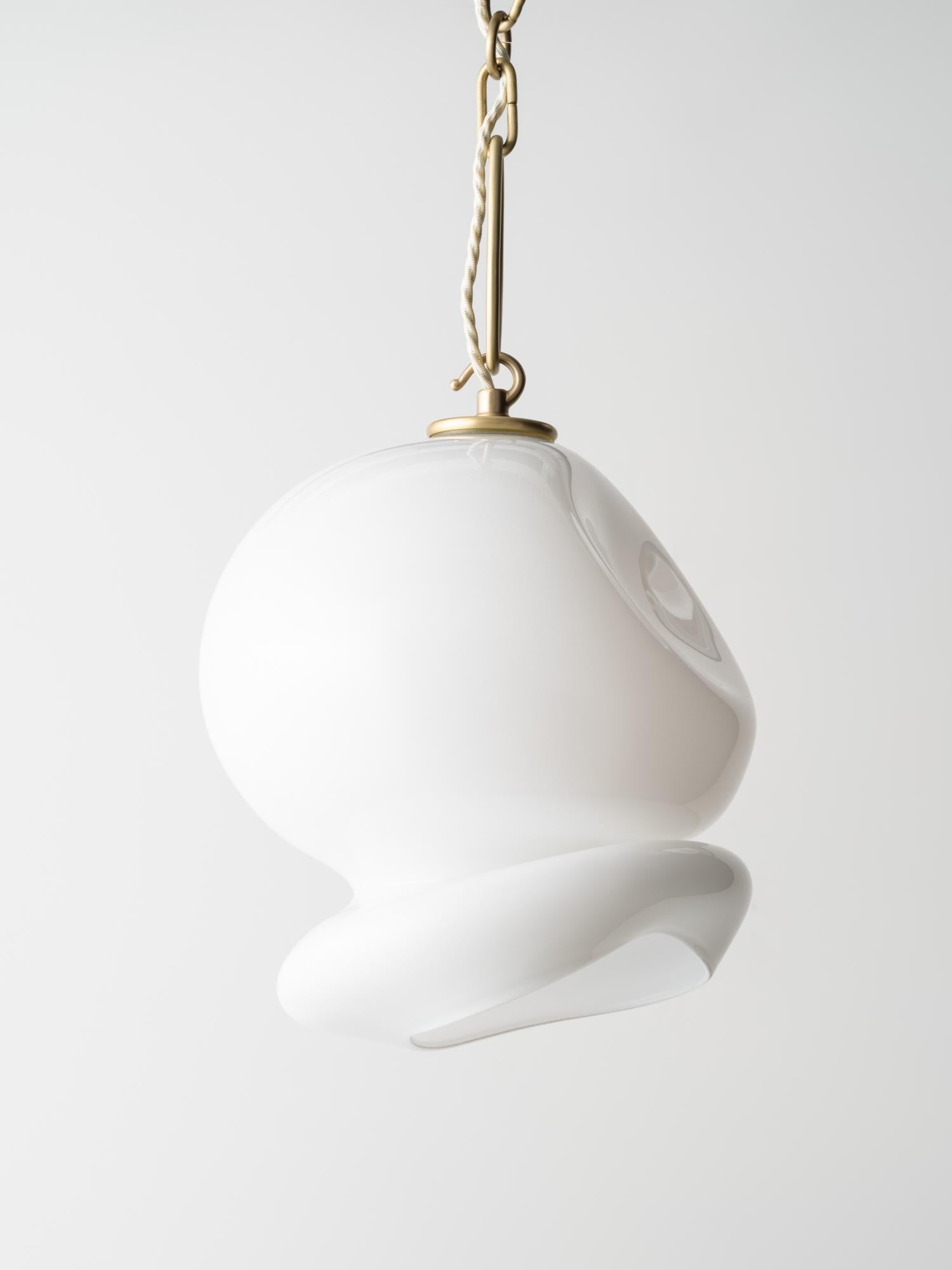 Aurelia Pendelleuchte: Satiniertes Messing/weißes Glas von Avram Rusu STUDIO (amerikanisch) im Angebot