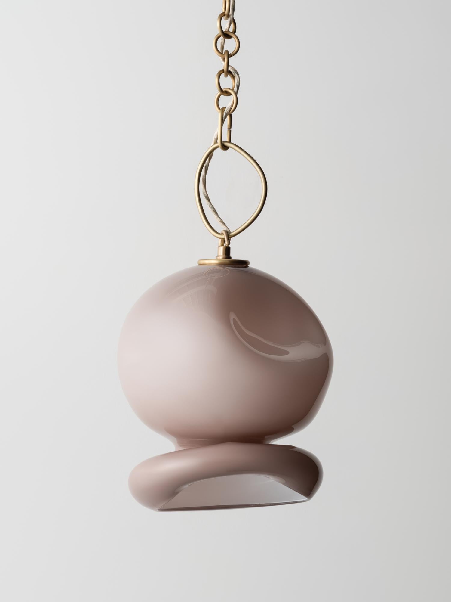 Aurelia Pendelleuchte: Satiniertes Messing/weißes Glas von Avram Rusu STUDIO (Gebürstet) im Angebot