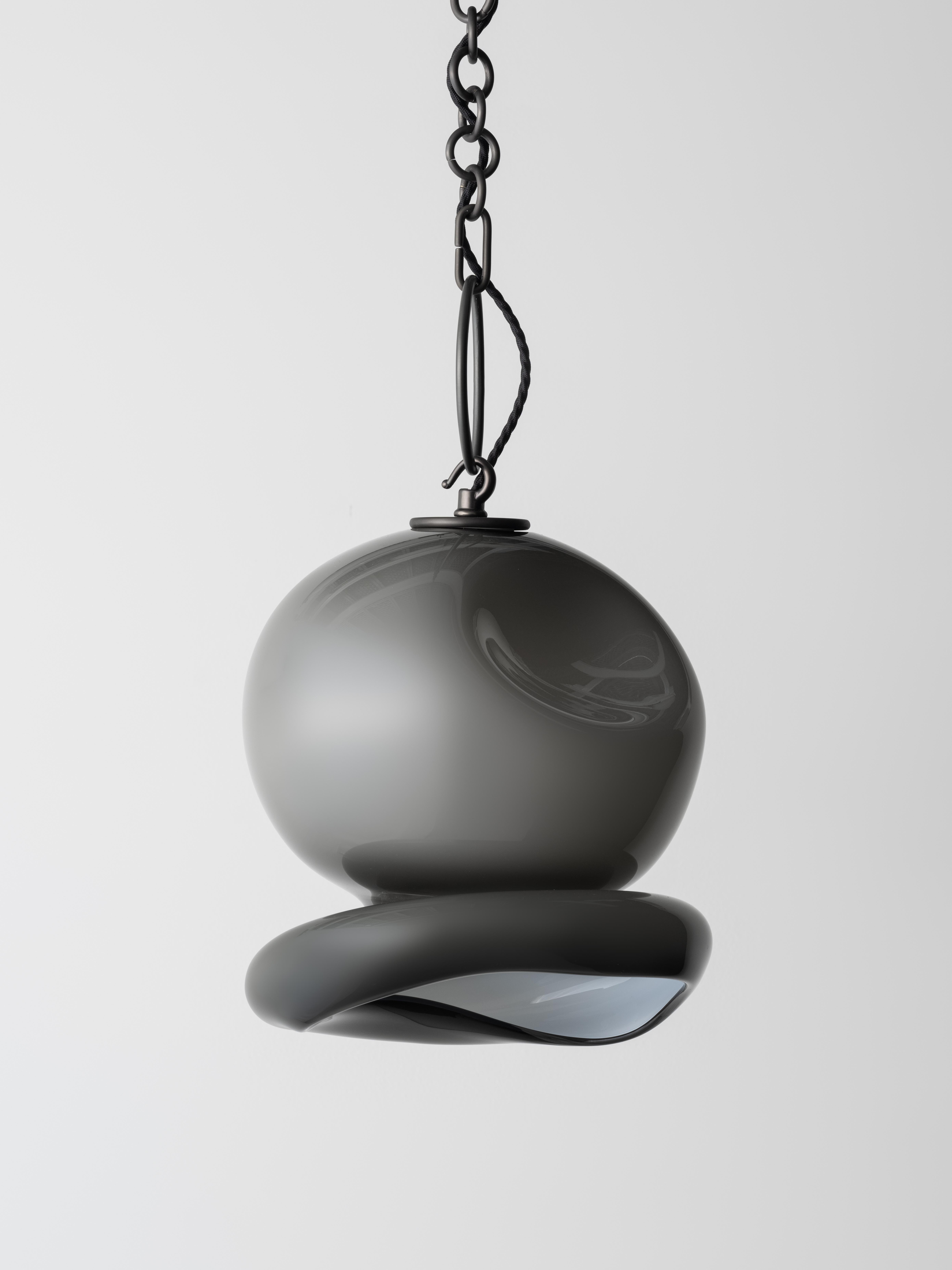 Aurelia Pendelleuchte: Satiniertes Messing/weißes Glas von Avram Rusu STUDIO im Zustand „Neu“ im Angebot in Brooklyn, NY