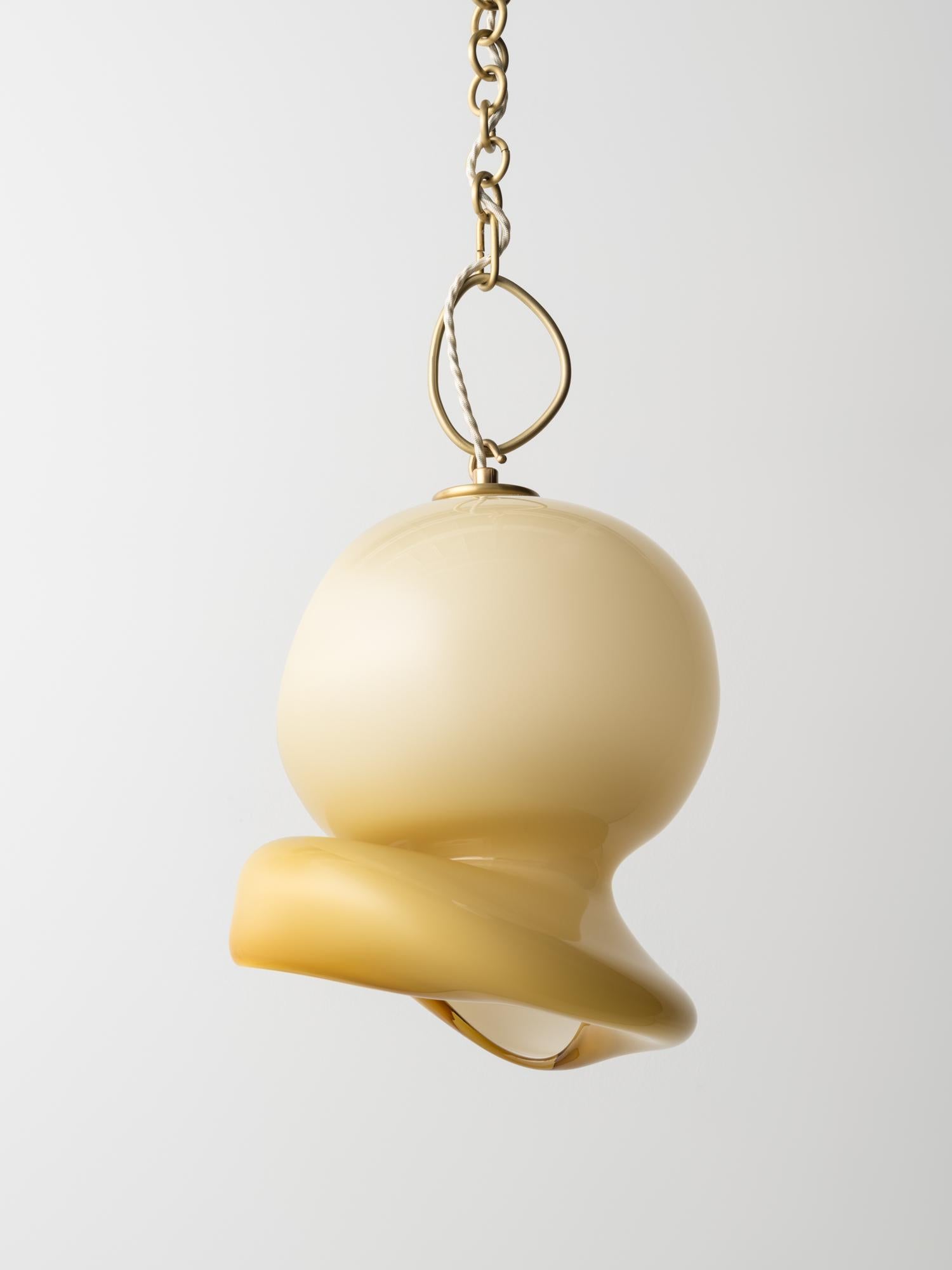 Aurelia Pendelleuchte: Satiniertes Messing/weißes Glas von Avram Rusu STUDIO (21. Jahrhundert und zeitgenössisch) im Angebot
